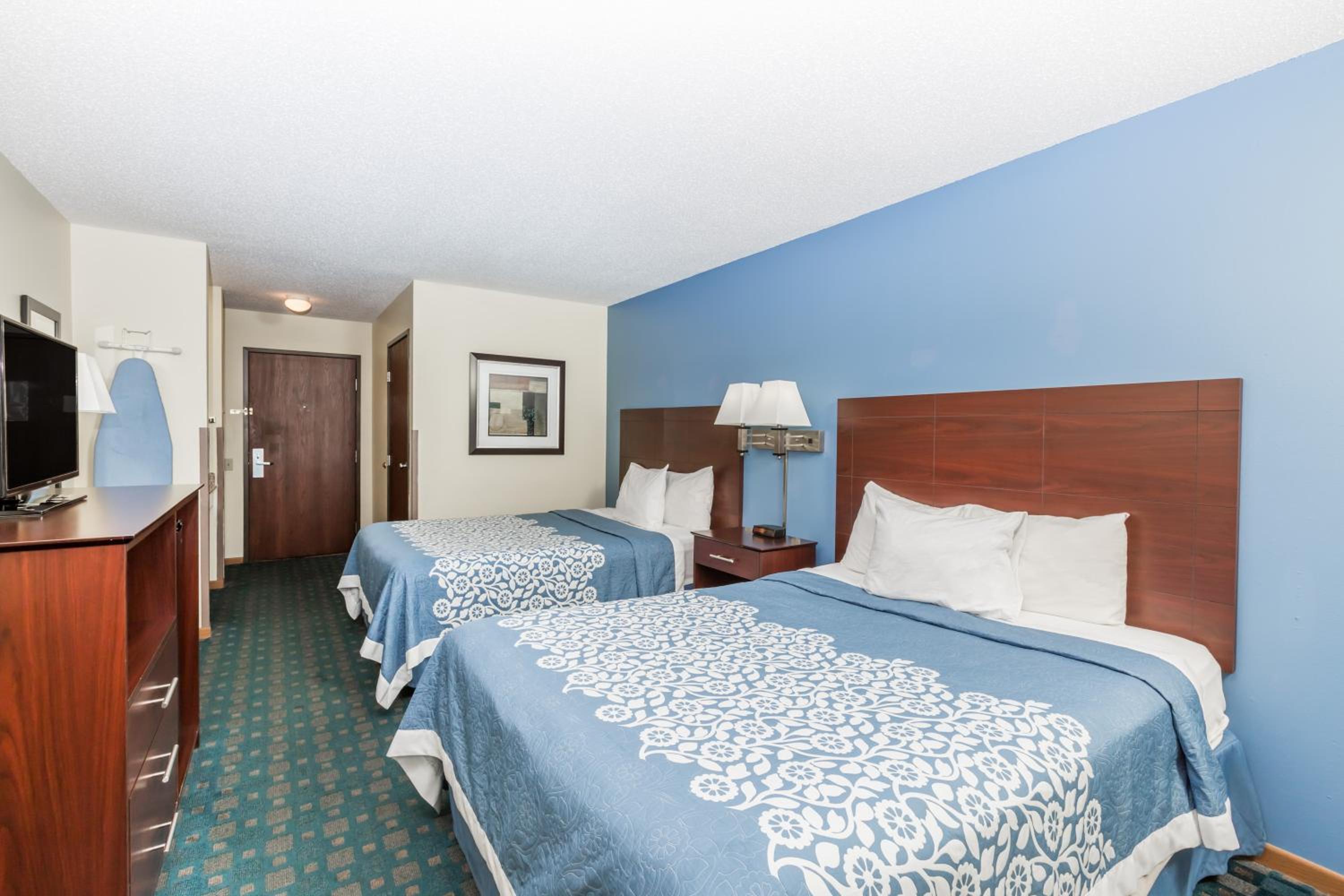 Queen Room with Two Queen Beds - Non-Smoking - Photo 2