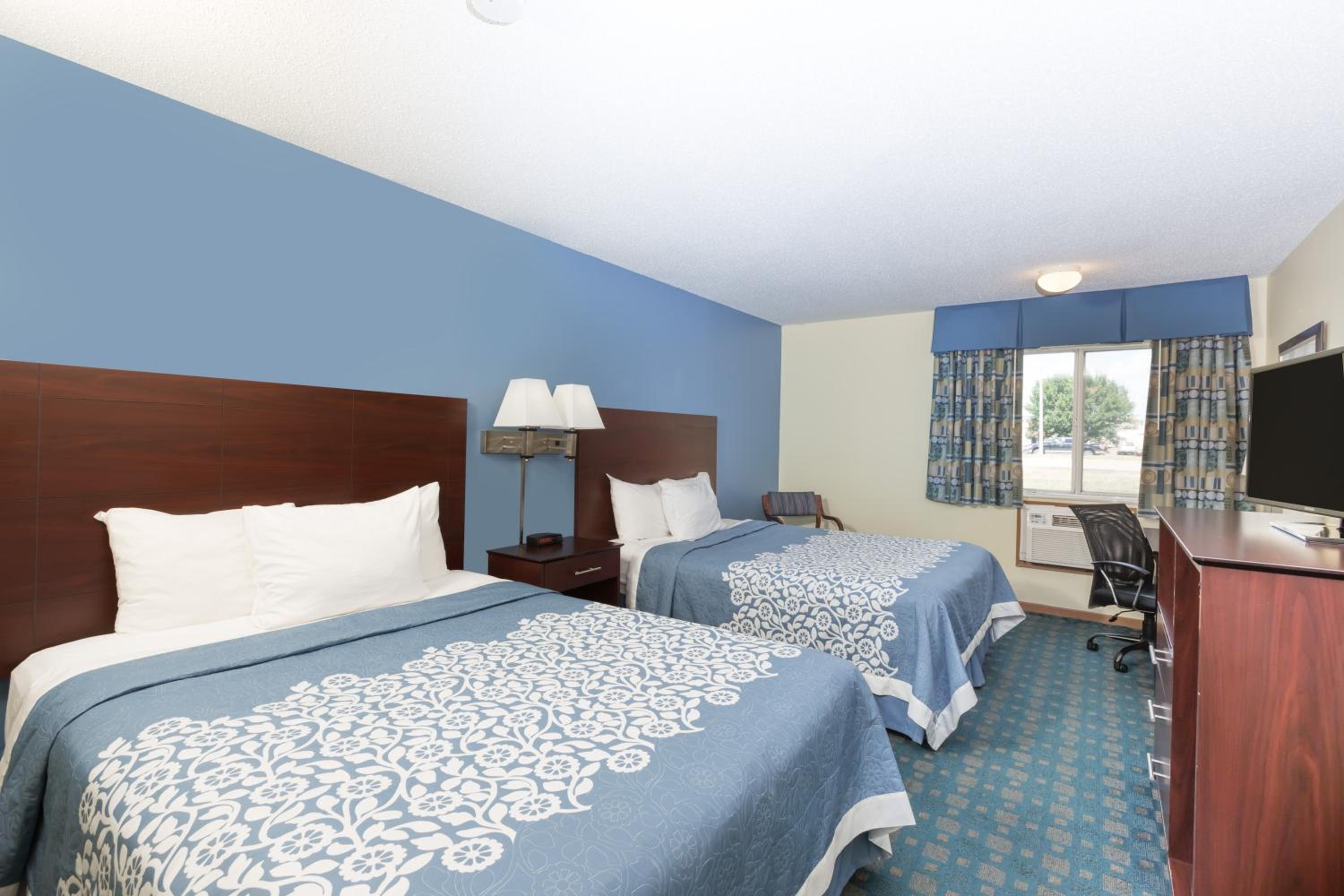 Queen Room with Two Queen Beds - Non-Smoking - Photo 1