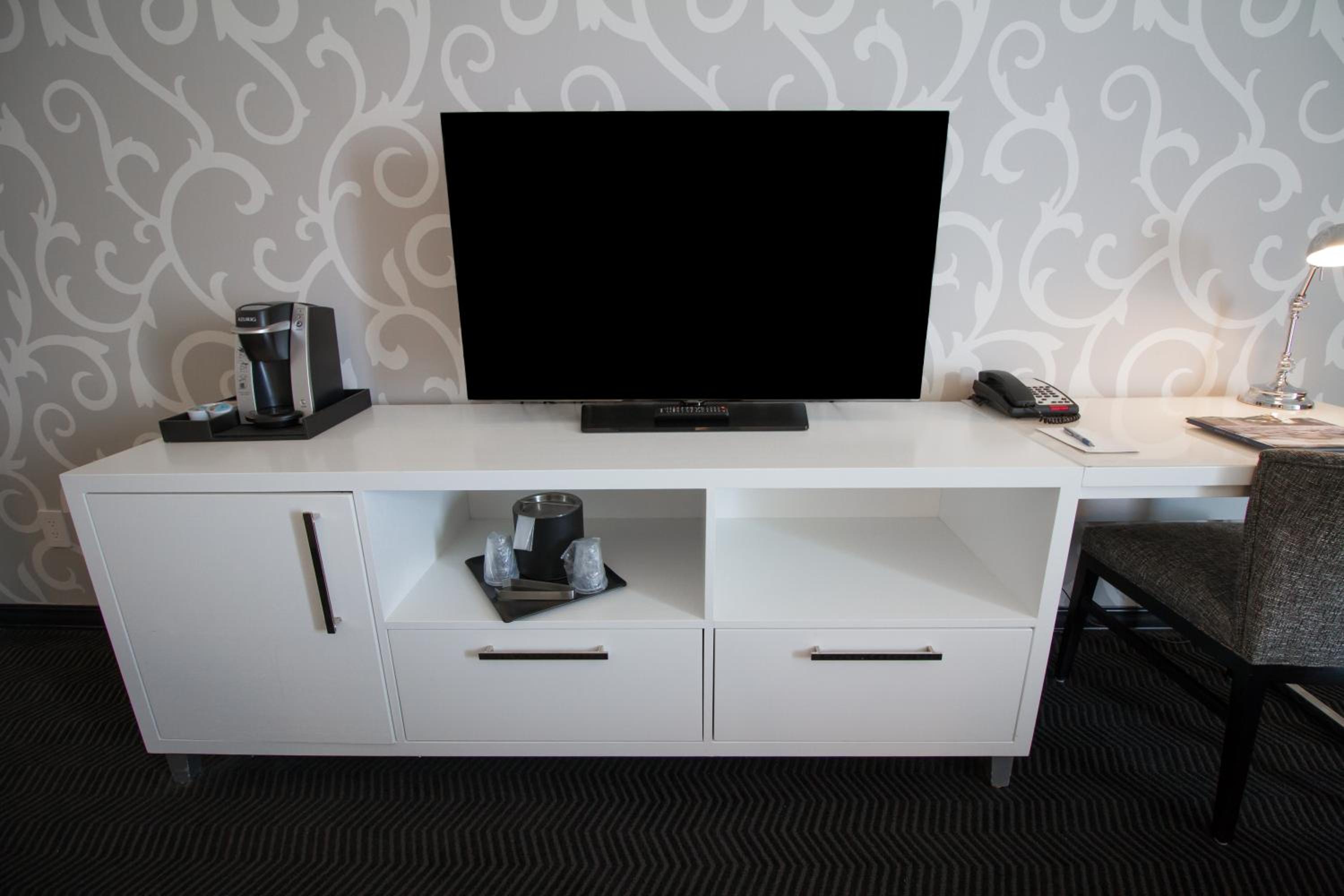 King Suite - Mobility Access/Non-Smoking - Photo 6