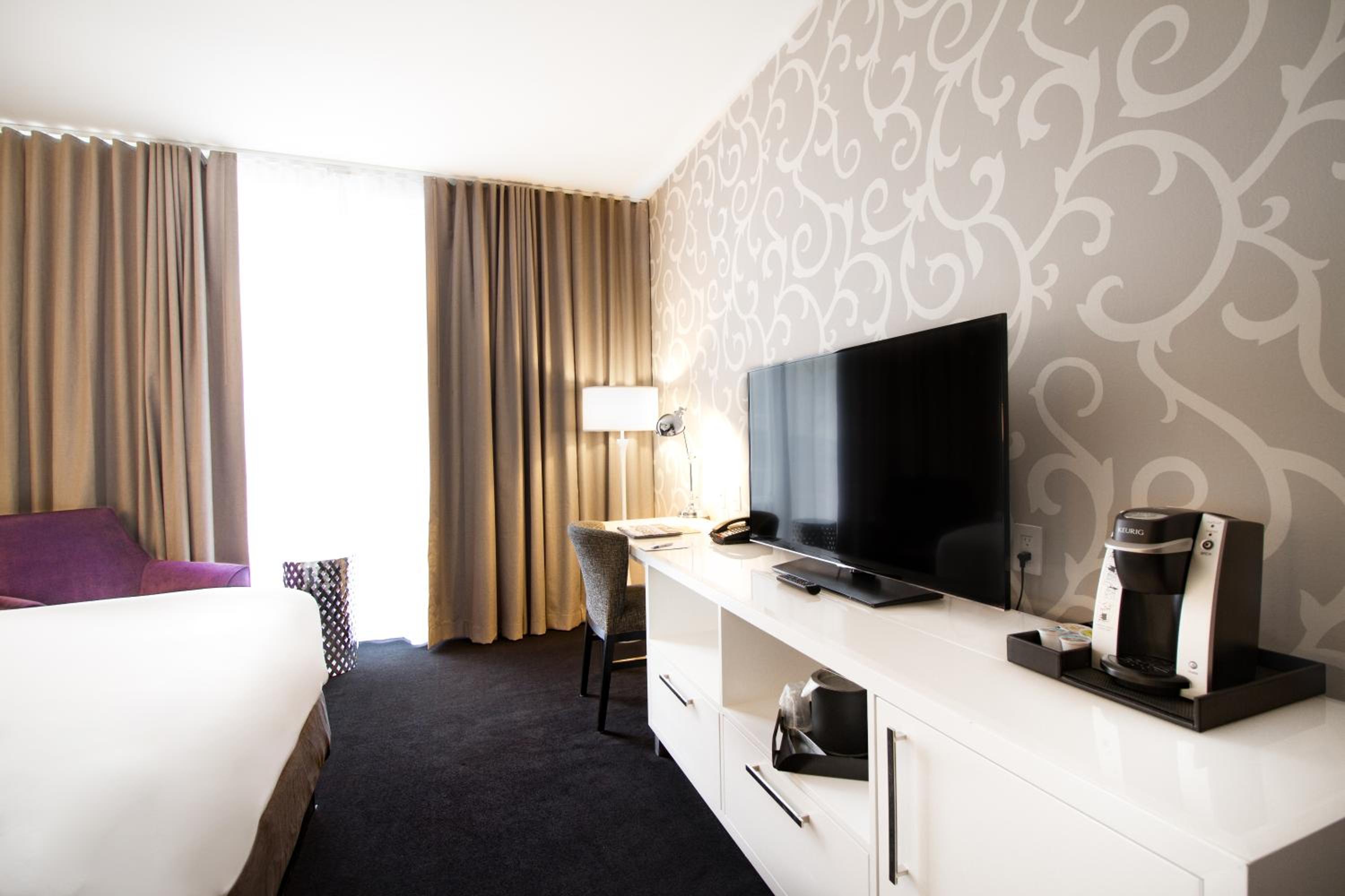 King Suite - Mobility Access/Non-Smoking - Photo 11