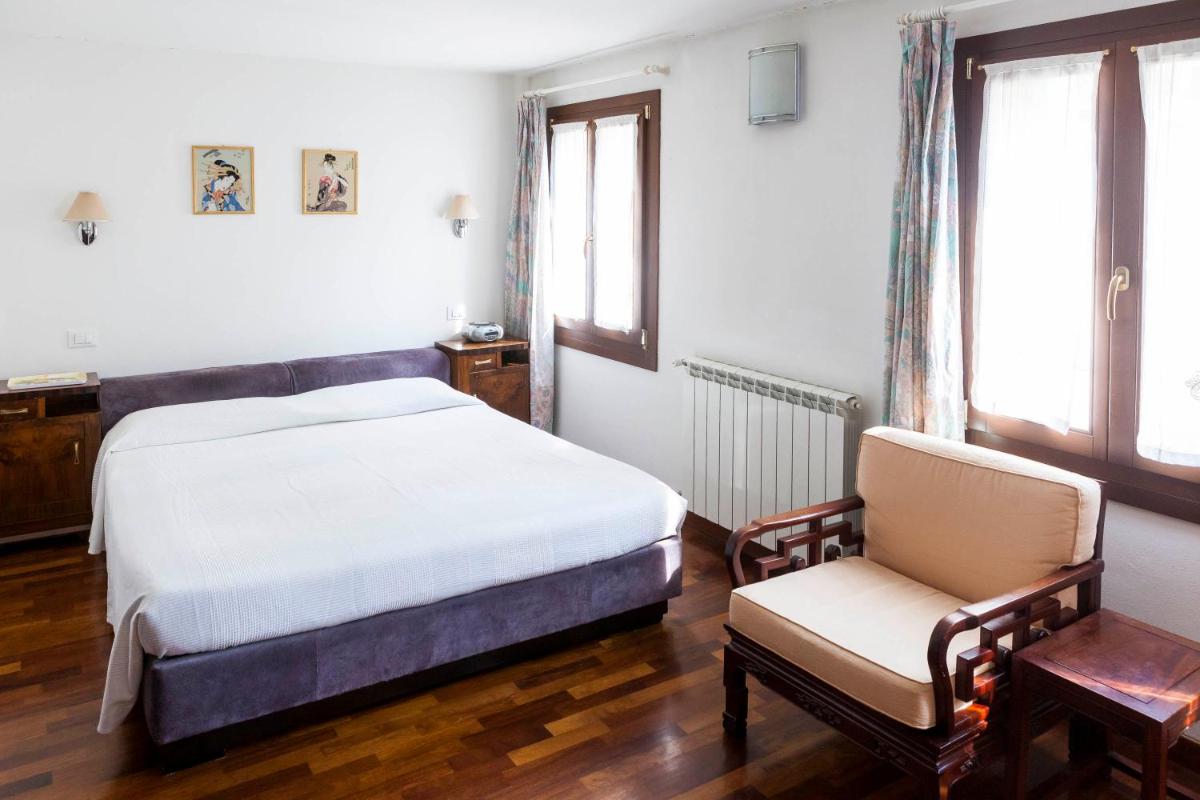 Double Room with Private Bathroom photo 2