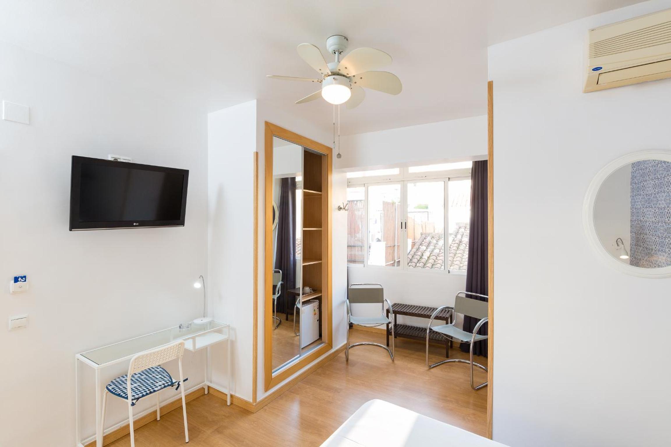 Twin Room - Photo 9
