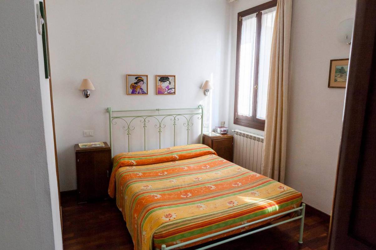 Queen Room photo 2