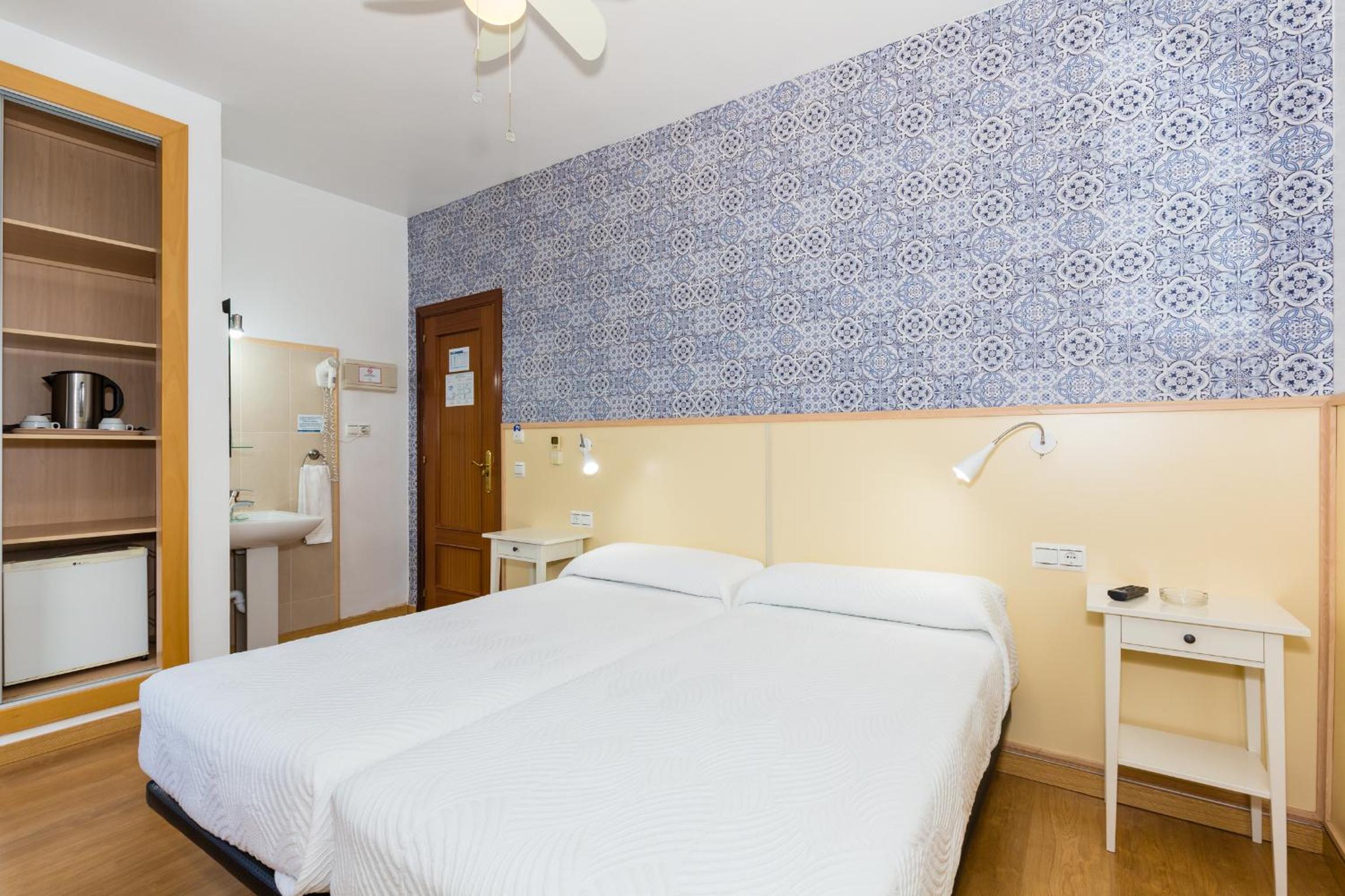Twin Room - Photo 11