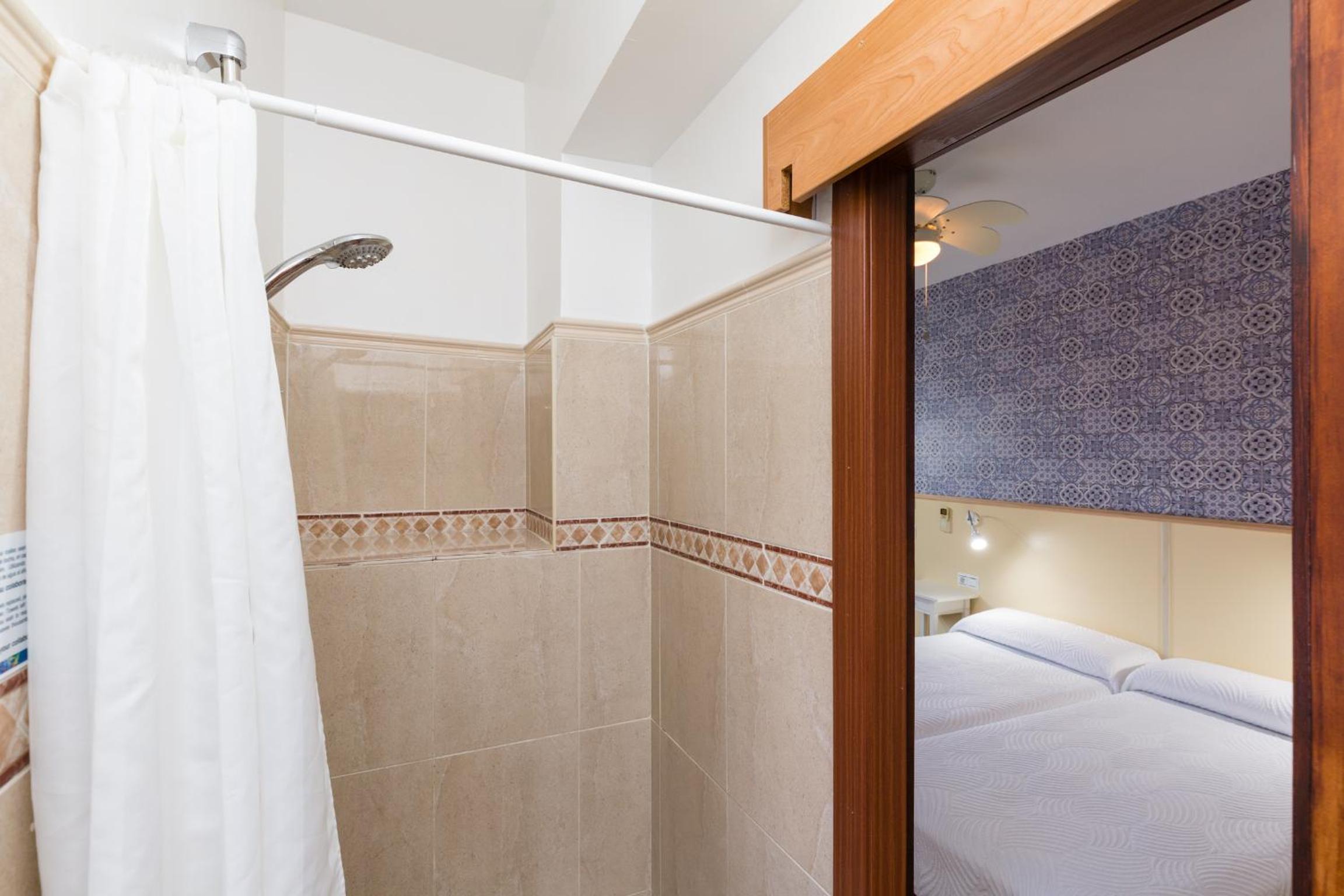 Twin Room - Photo 12