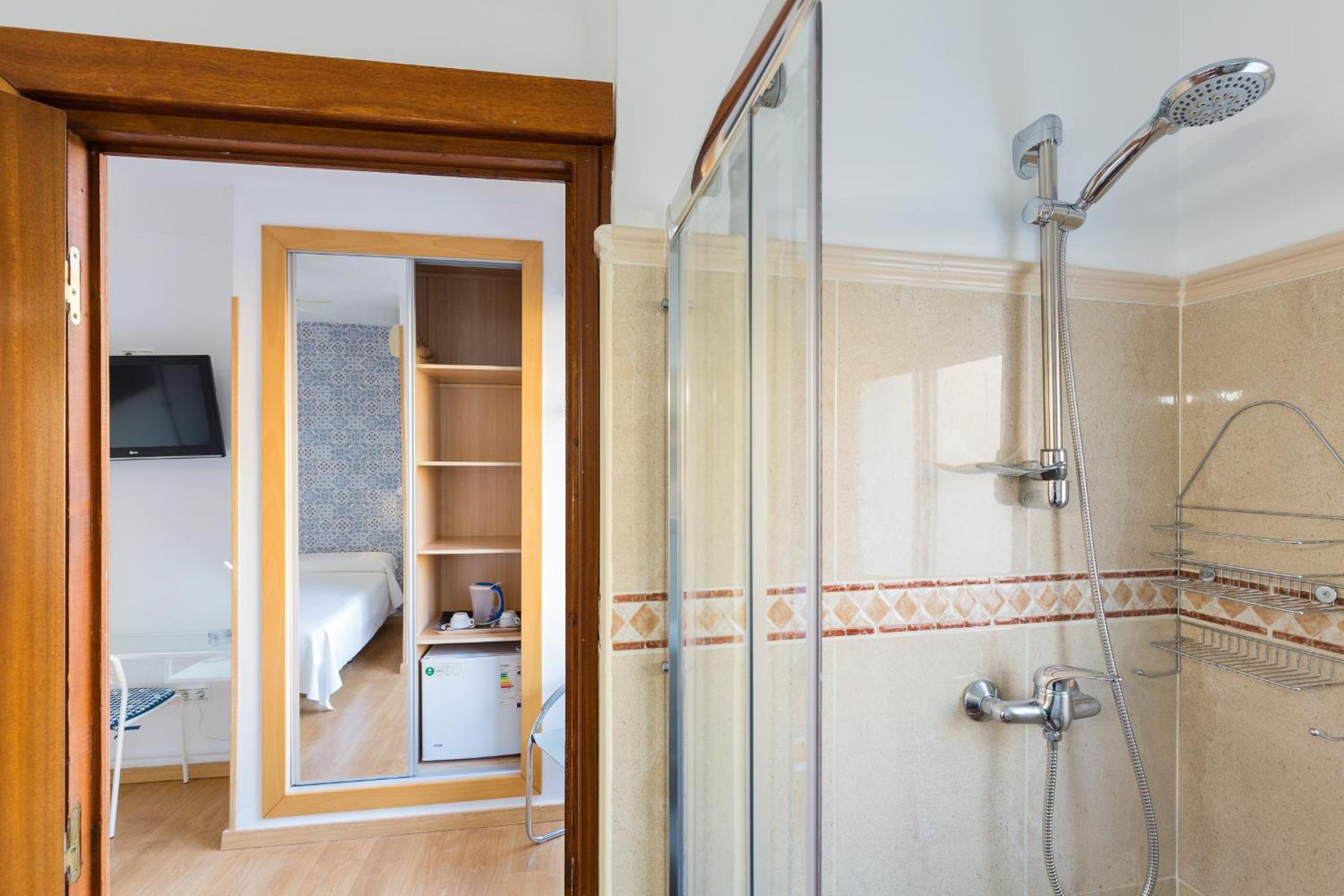 Twin Room - Photo 10