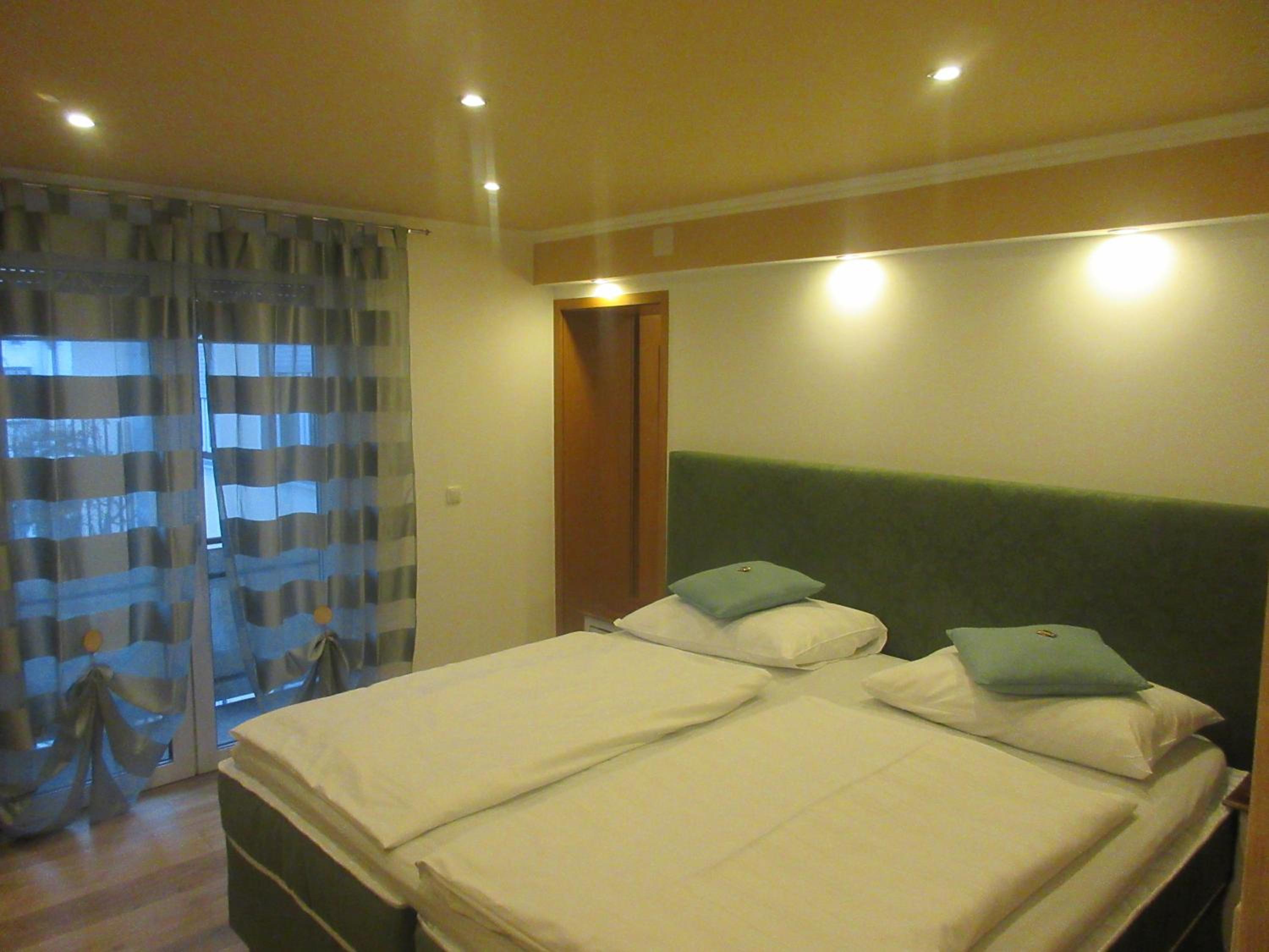 Double Room with Balcony - Photo 4