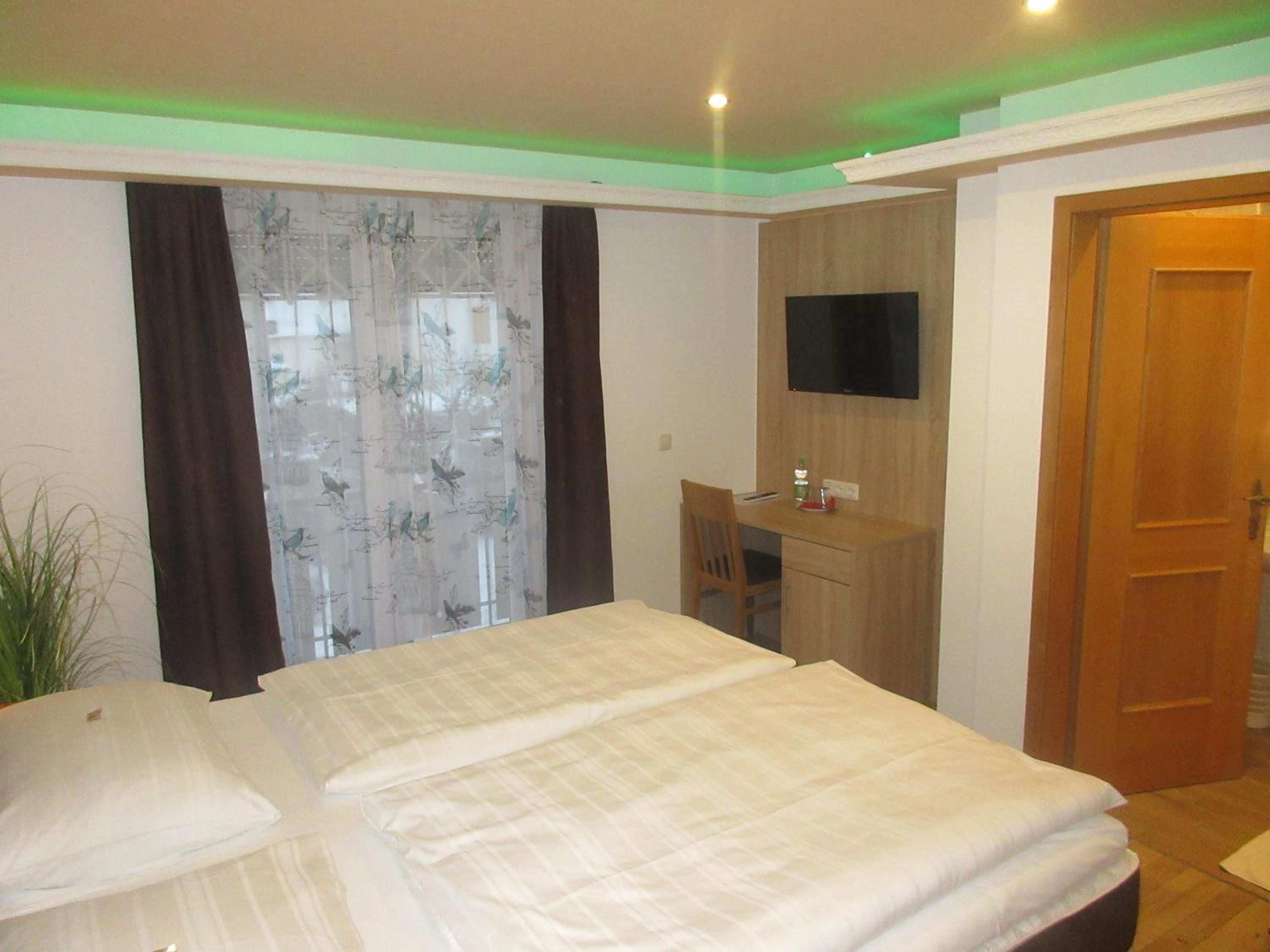 Double Room with Balcony - Photo 5