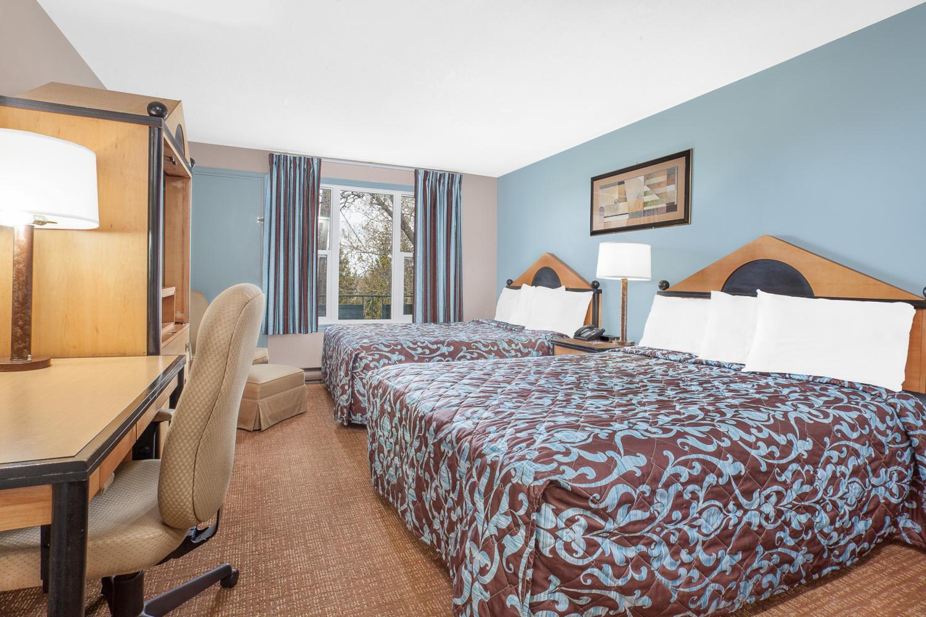 Queen Room with Two Queen Beds - Non-Smoking - Photo 5