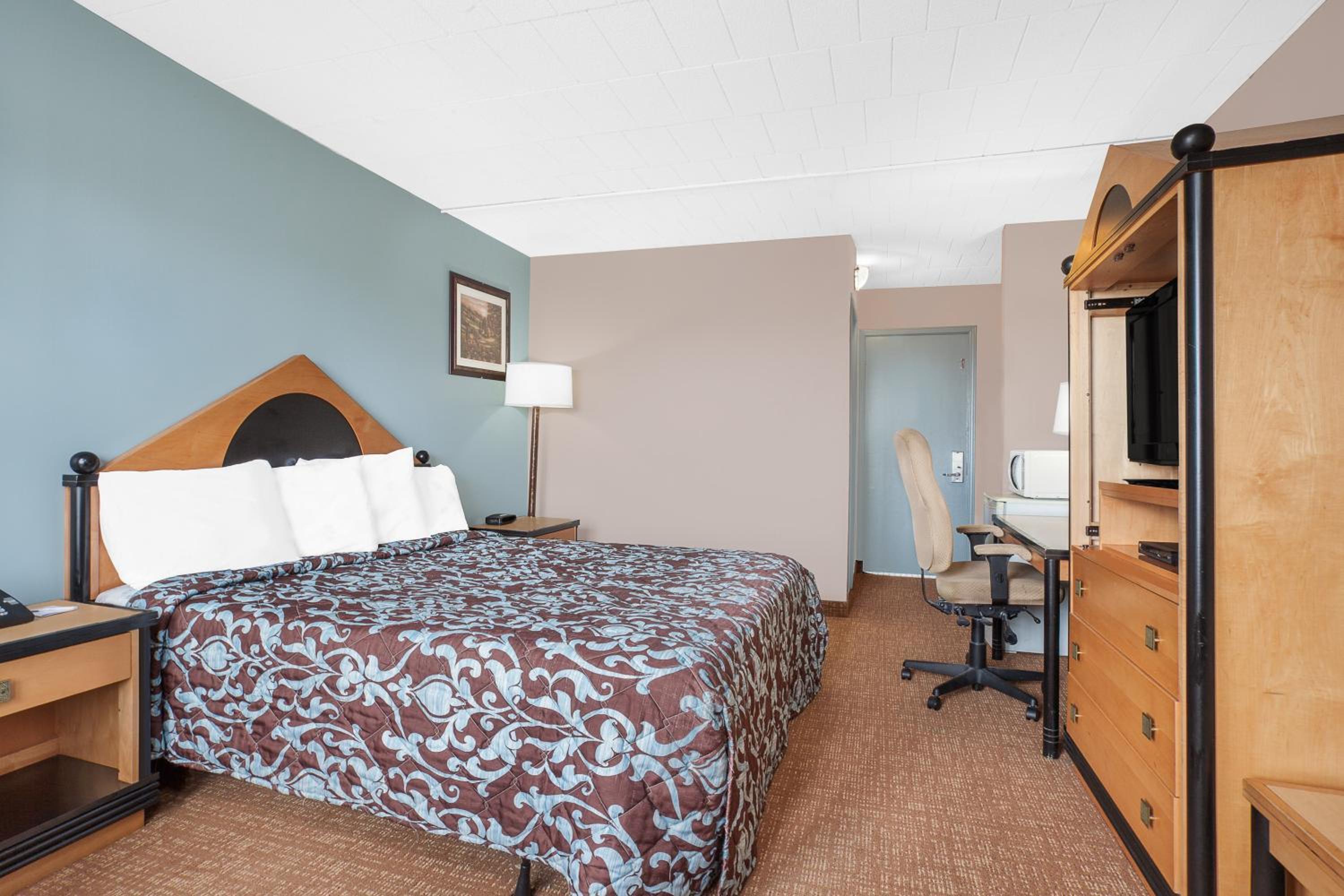 King Room - Non-Smoking - Photo 4