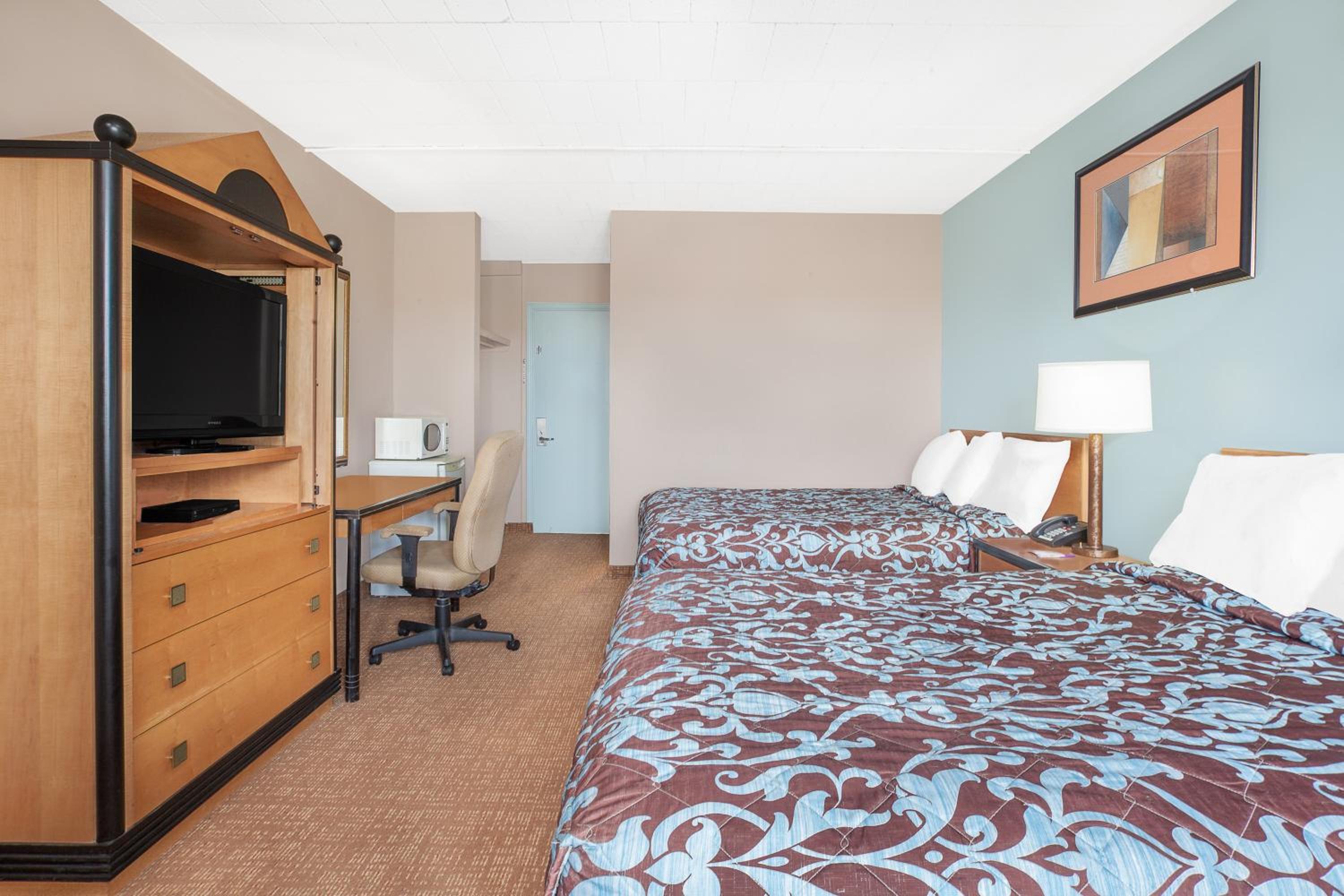 Queen Room with Two Queen Beds - Non-Smoking - Photo 4