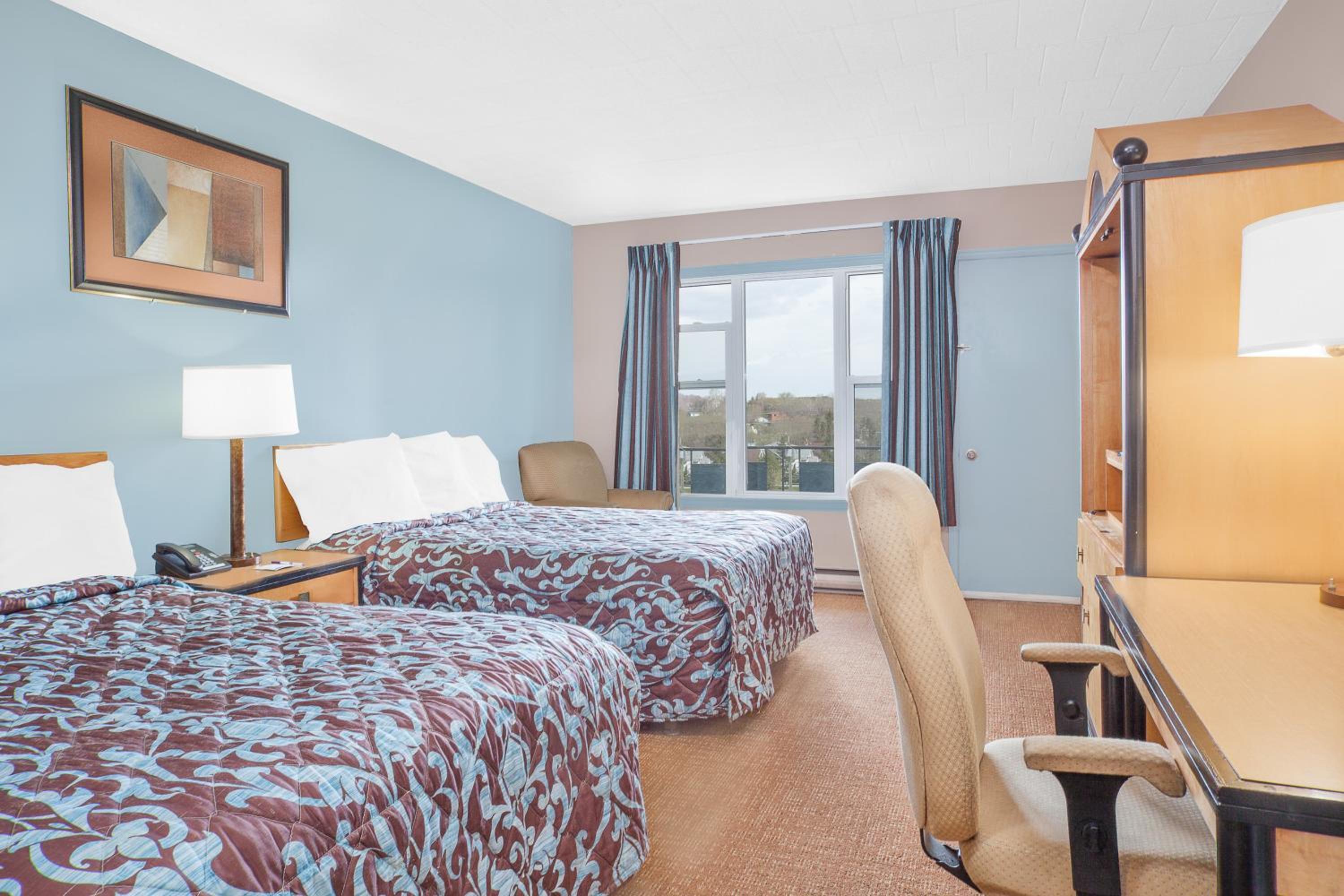 Queen Room with Two Queen Beds - Non-Smoking - Photo 1