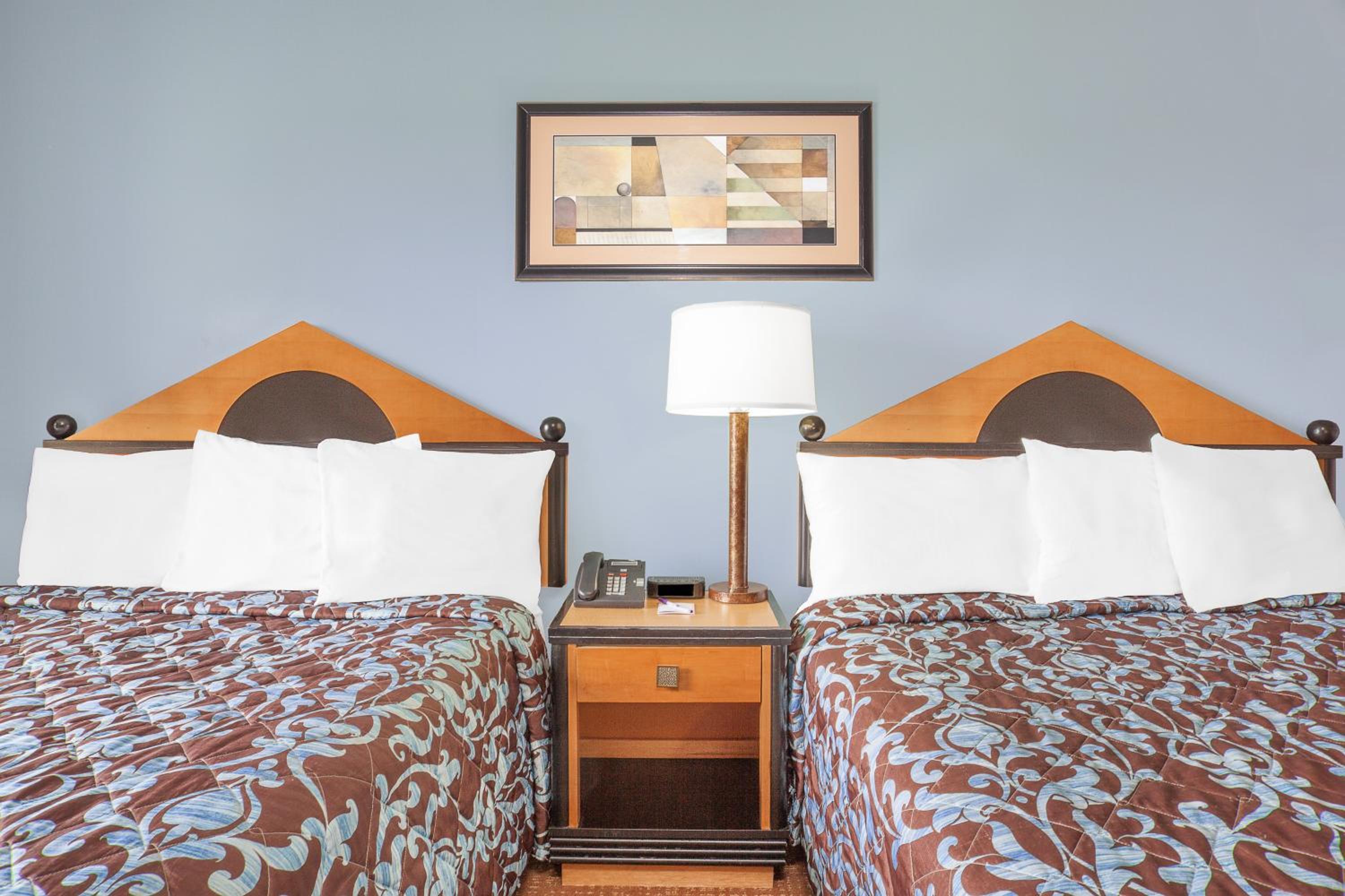 Queen Room with Two Queen Beds - Non-Smoking - Photo 3