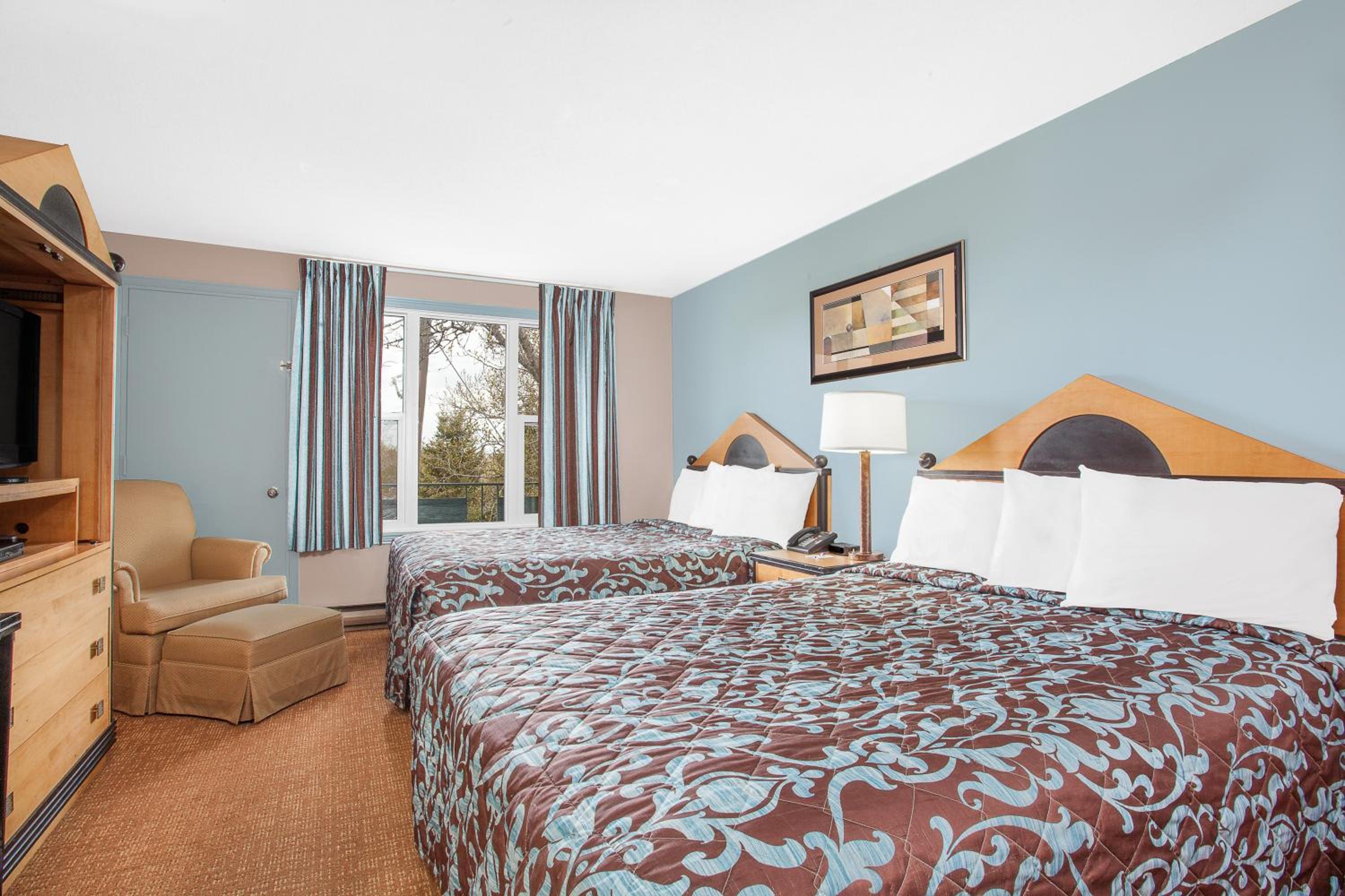 Queen Room with Two Queen Beds - Non-Smoking - Photo 2