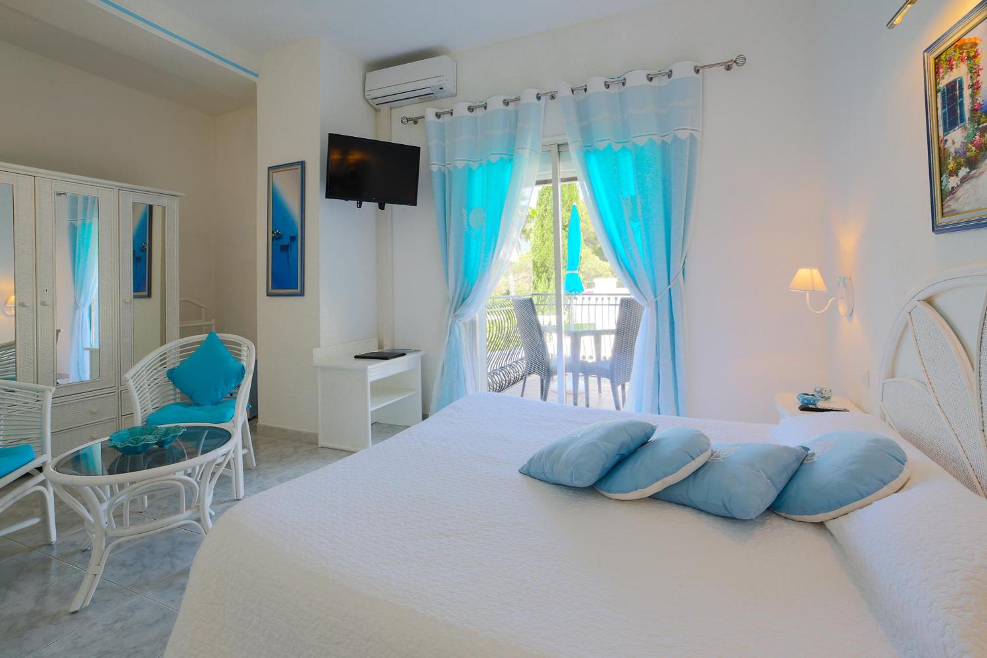 Double/Twin Room with Balcony - Garden View photo 2