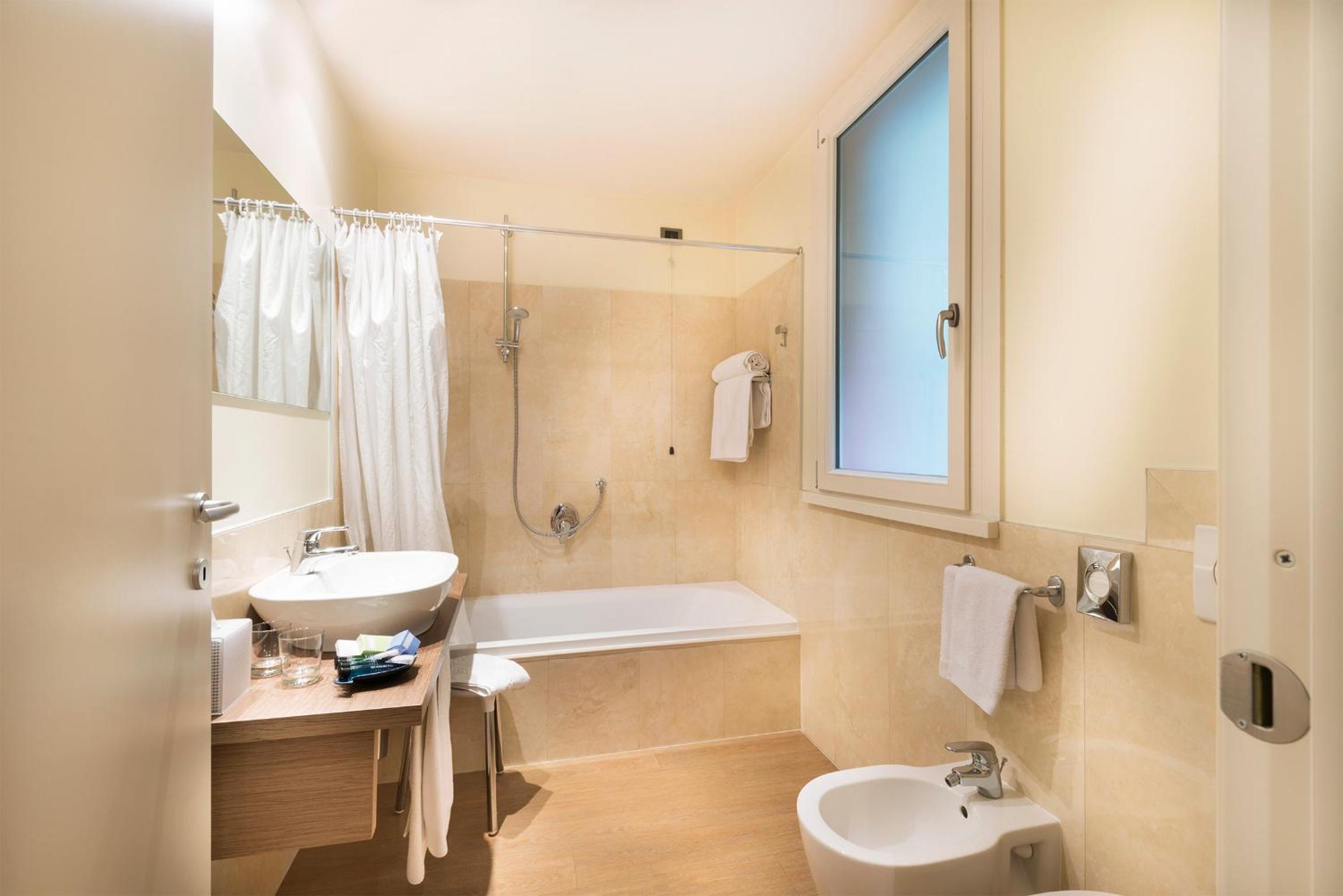 Deluxe Junior Suite with Terrace and Lake View - Photo 5