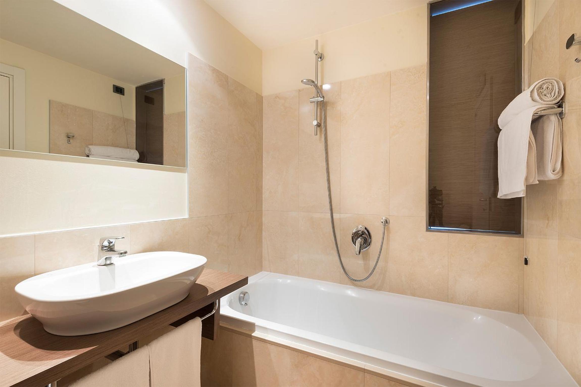 Deluxe Double or Twin Room with Terrace and Lake View - Photo 9