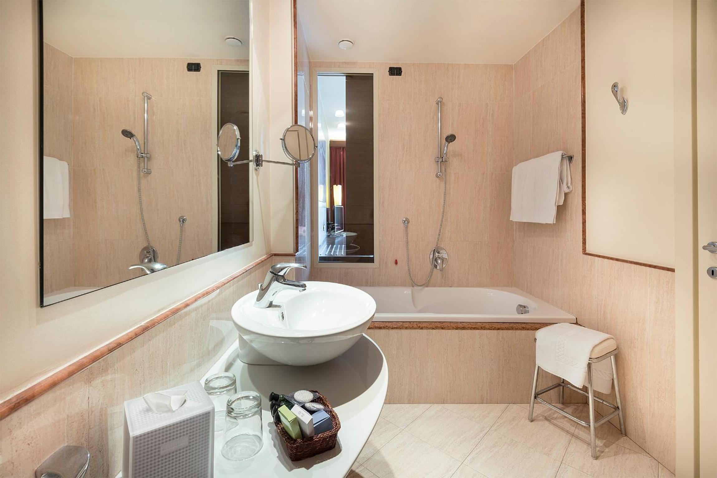 Deluxe Superior Double Room with Terrace and Lake View - Photo 4