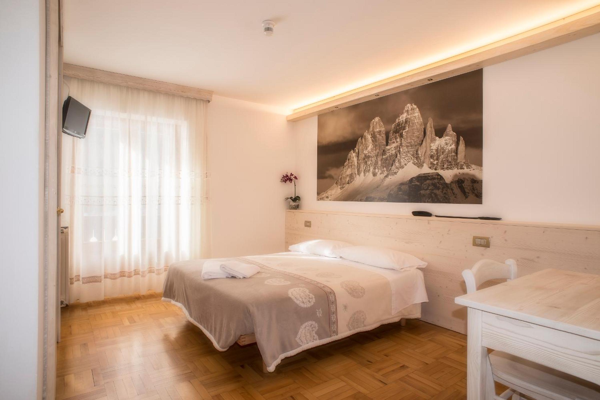 Deluxe Double Room with Balcony photo 2