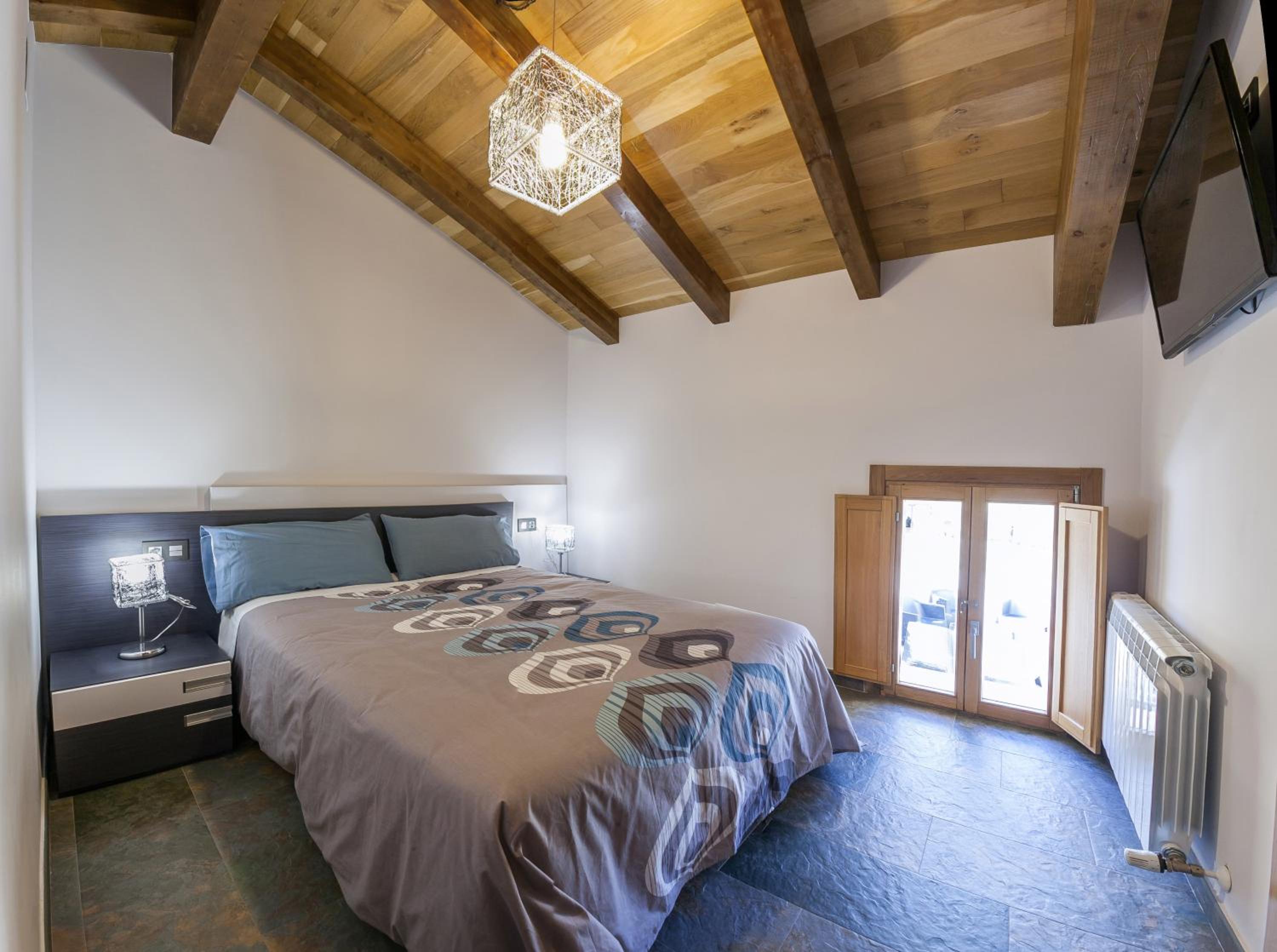 Five-Bedroom House photo 3
