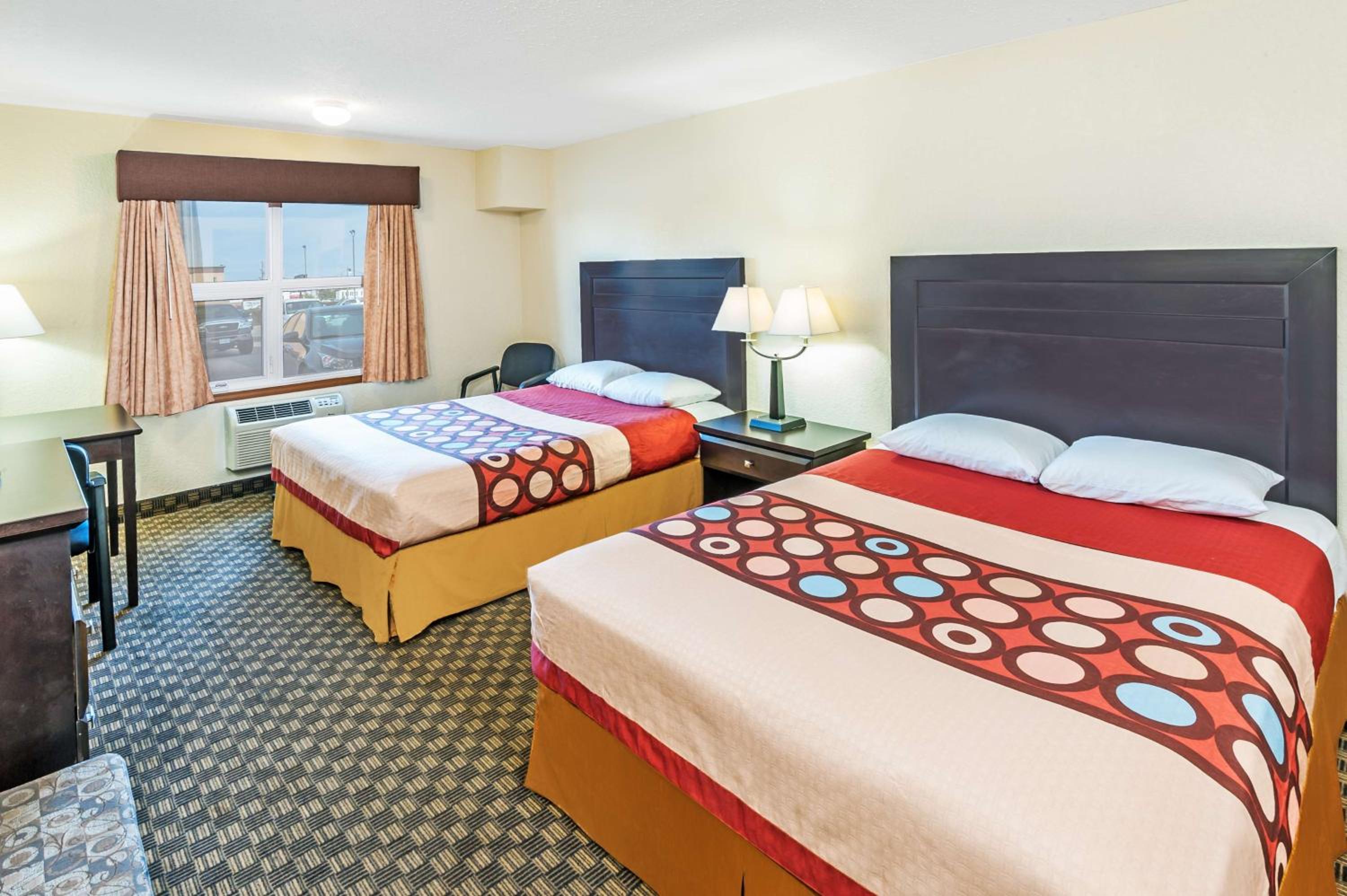 Deluxe Queen Room with Two Queen Beds - Non-Smoking - Photo 3