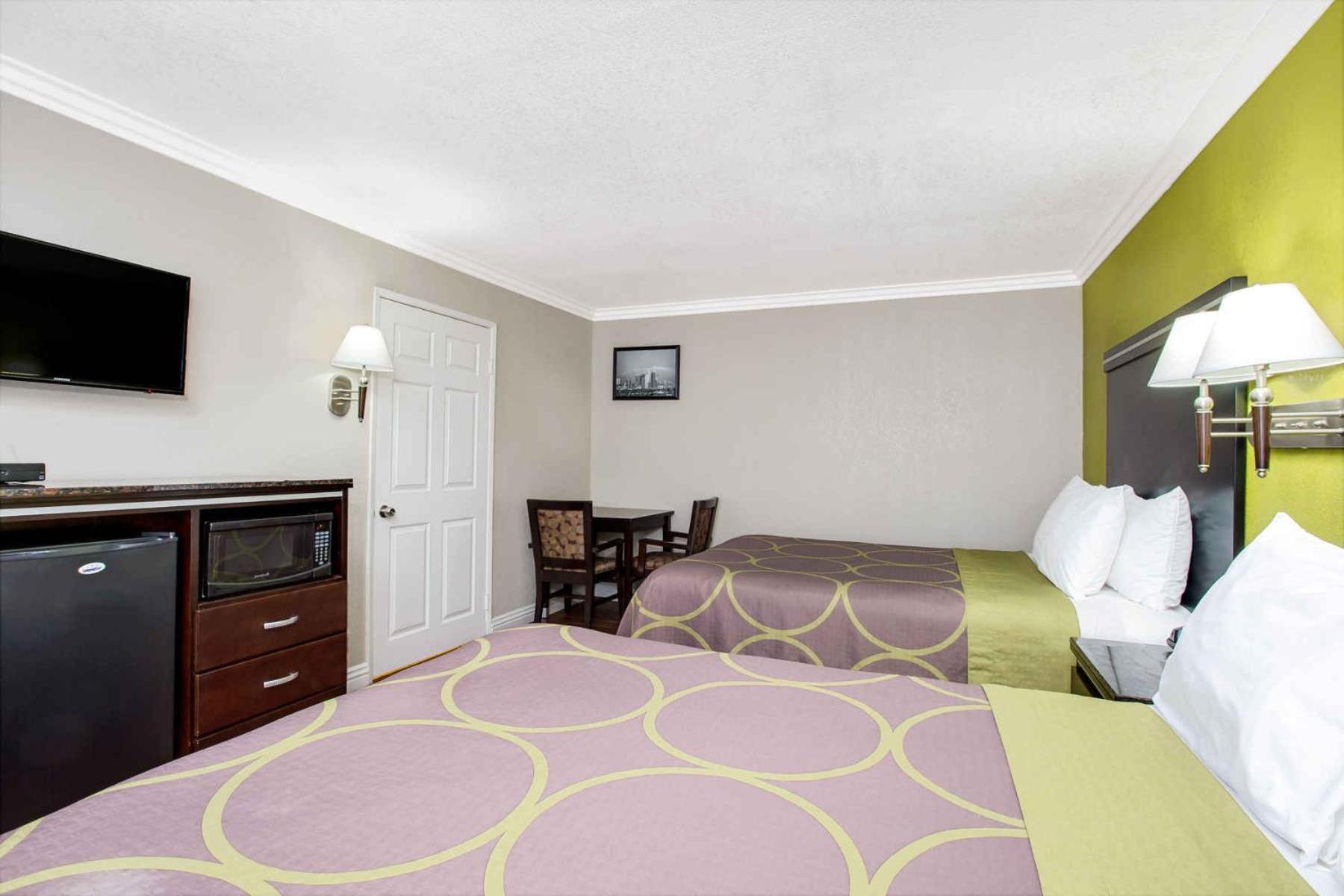Queen Room With Two Queen Beds - Non-Smoking - Photo 8