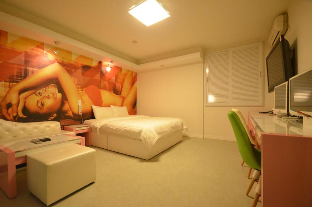 Family Room - Photo 2