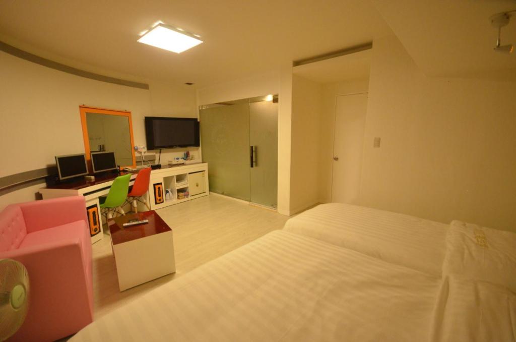 Family Room - Photo 3