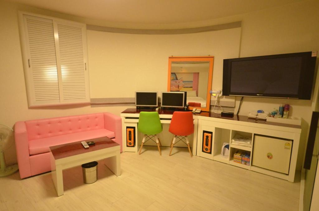 Family Room - Photo 1