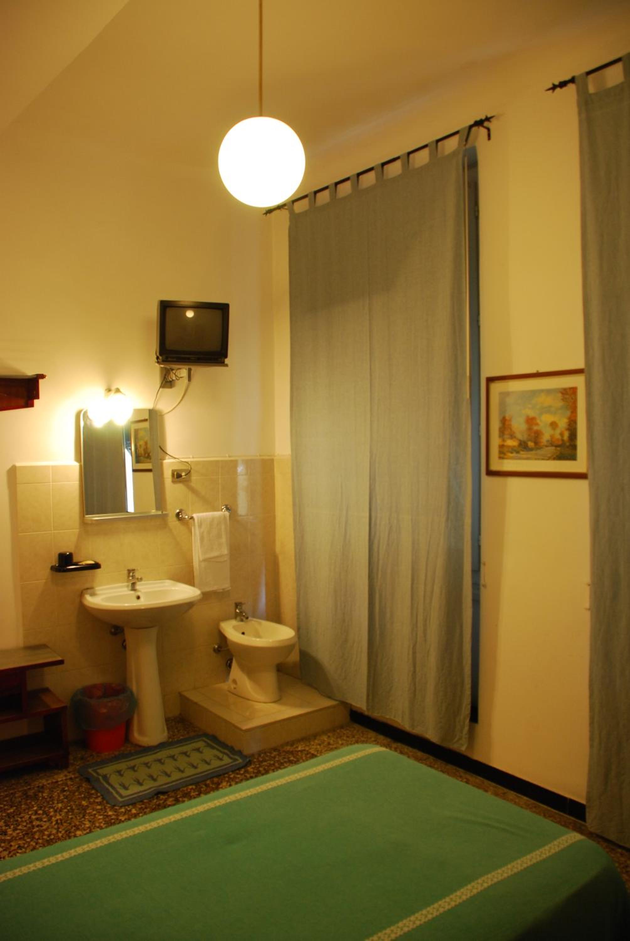 Standard Single Room with Shared Bathroom photo 2