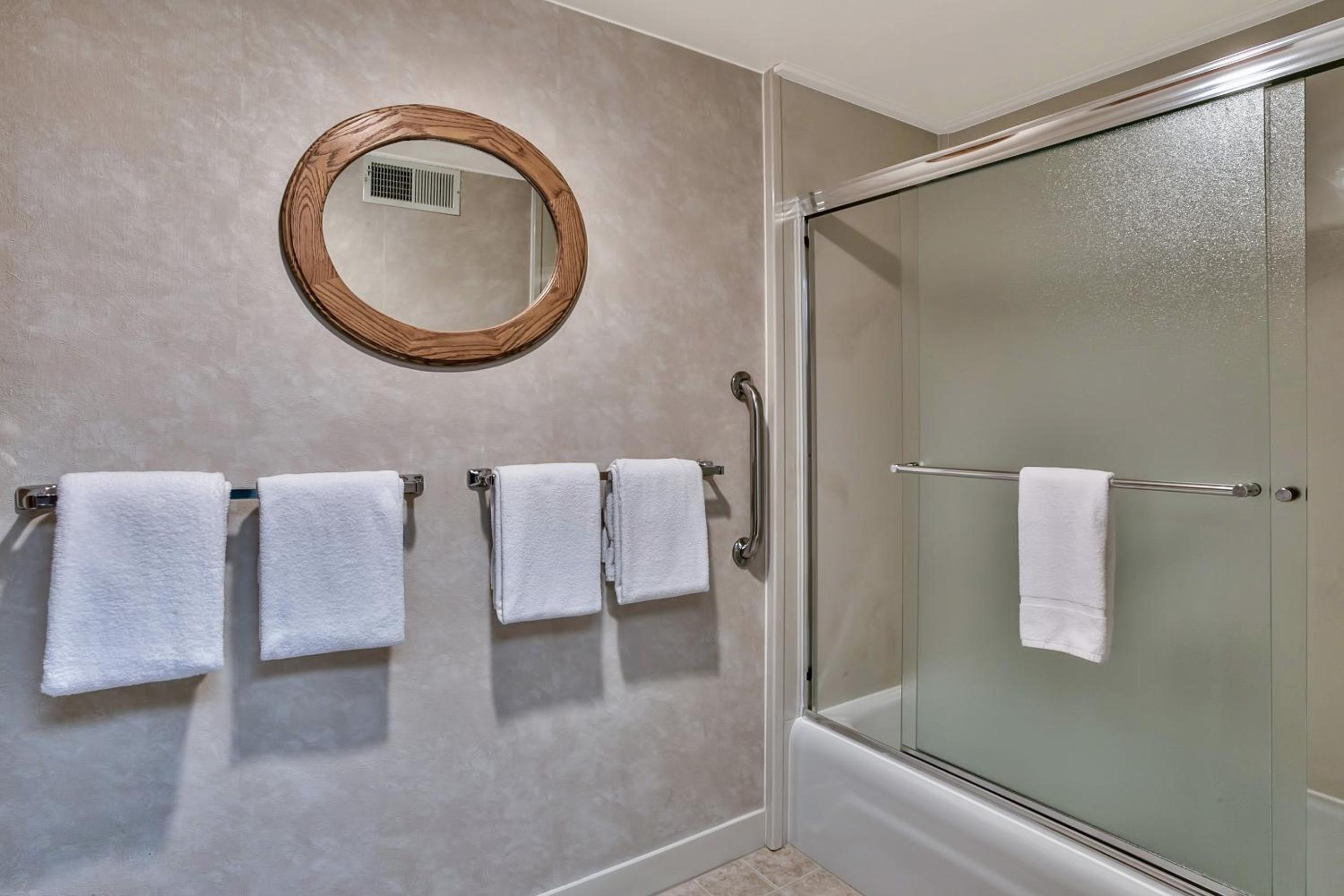 Deluxe King Room - Non-Smoking photo 2