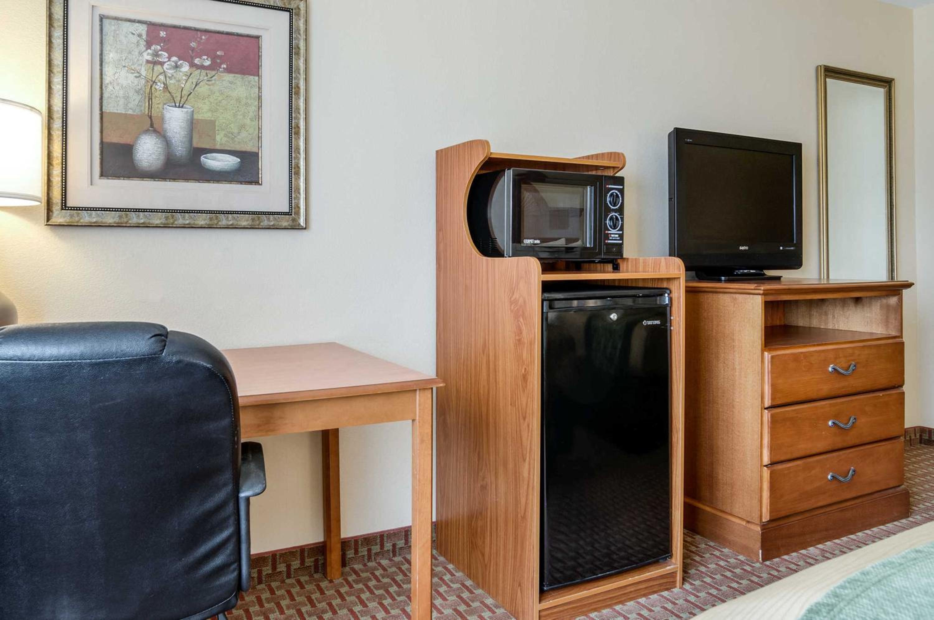 Deluxe King Room - Mobility Access/Non-Smoking - Photo 3