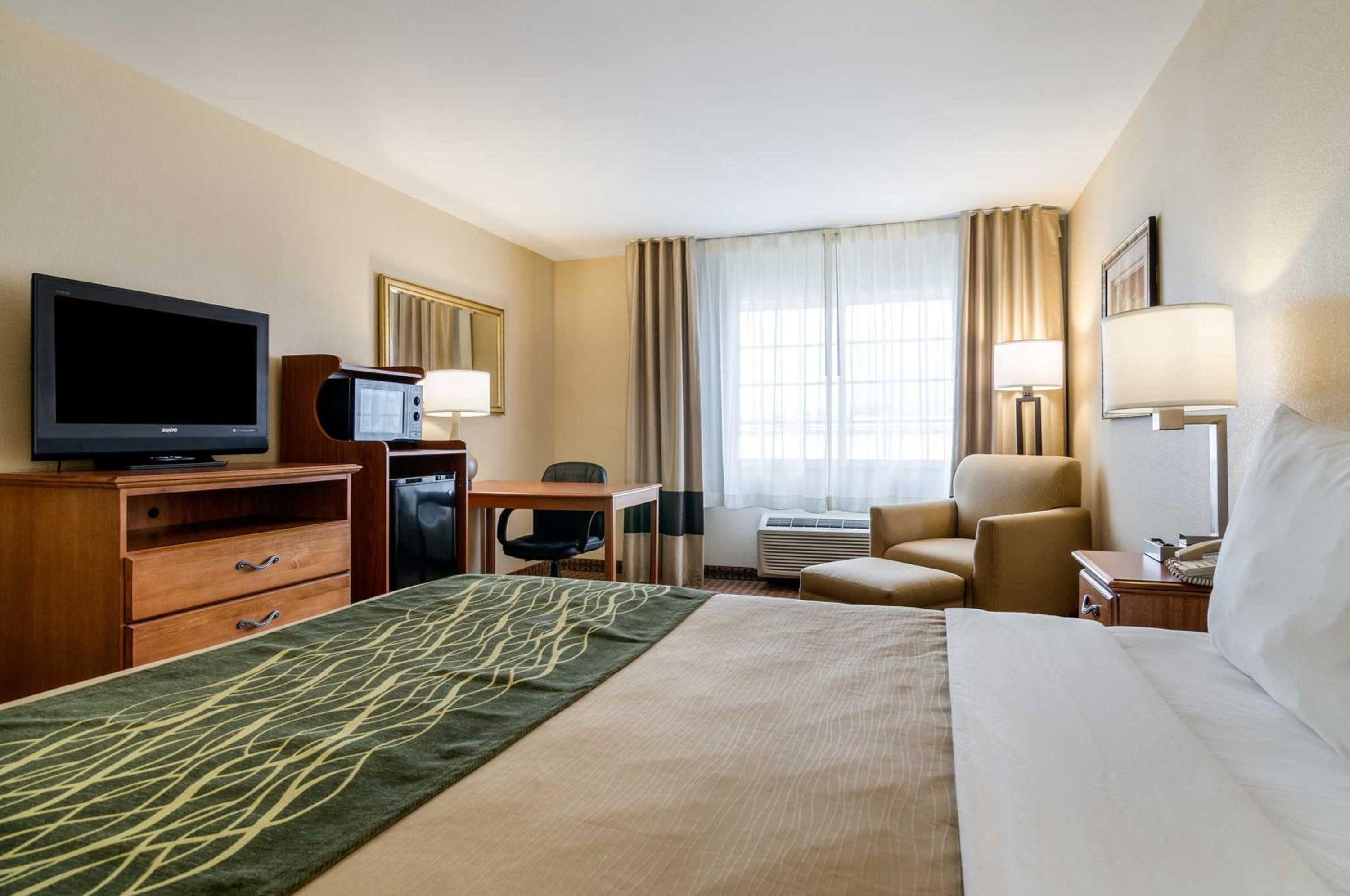 Deluxe King Room - Mobility Access/Non-Smoking - Photo 2
