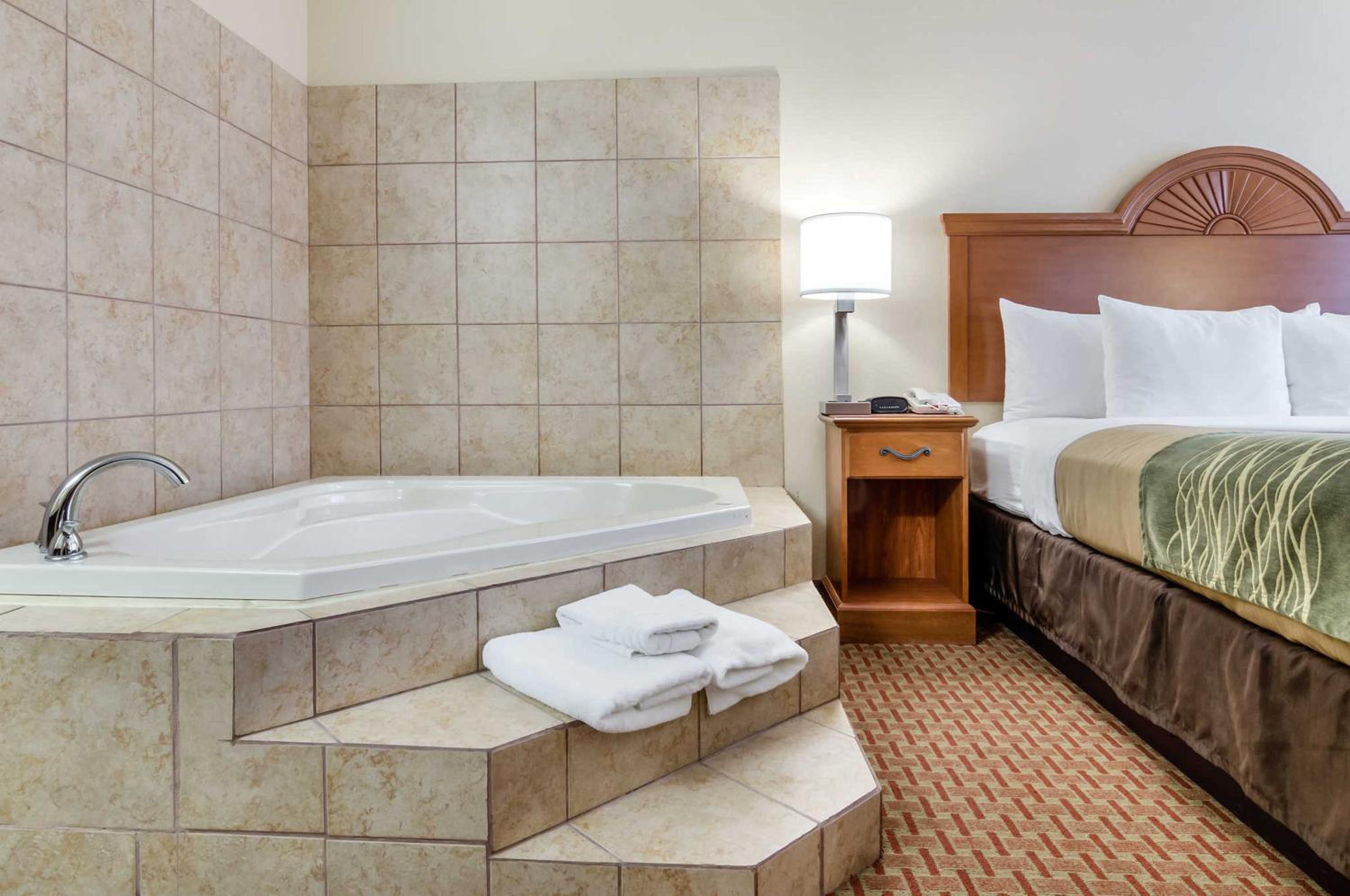 Deluxe King Room - Non-Smoking - Photo 4