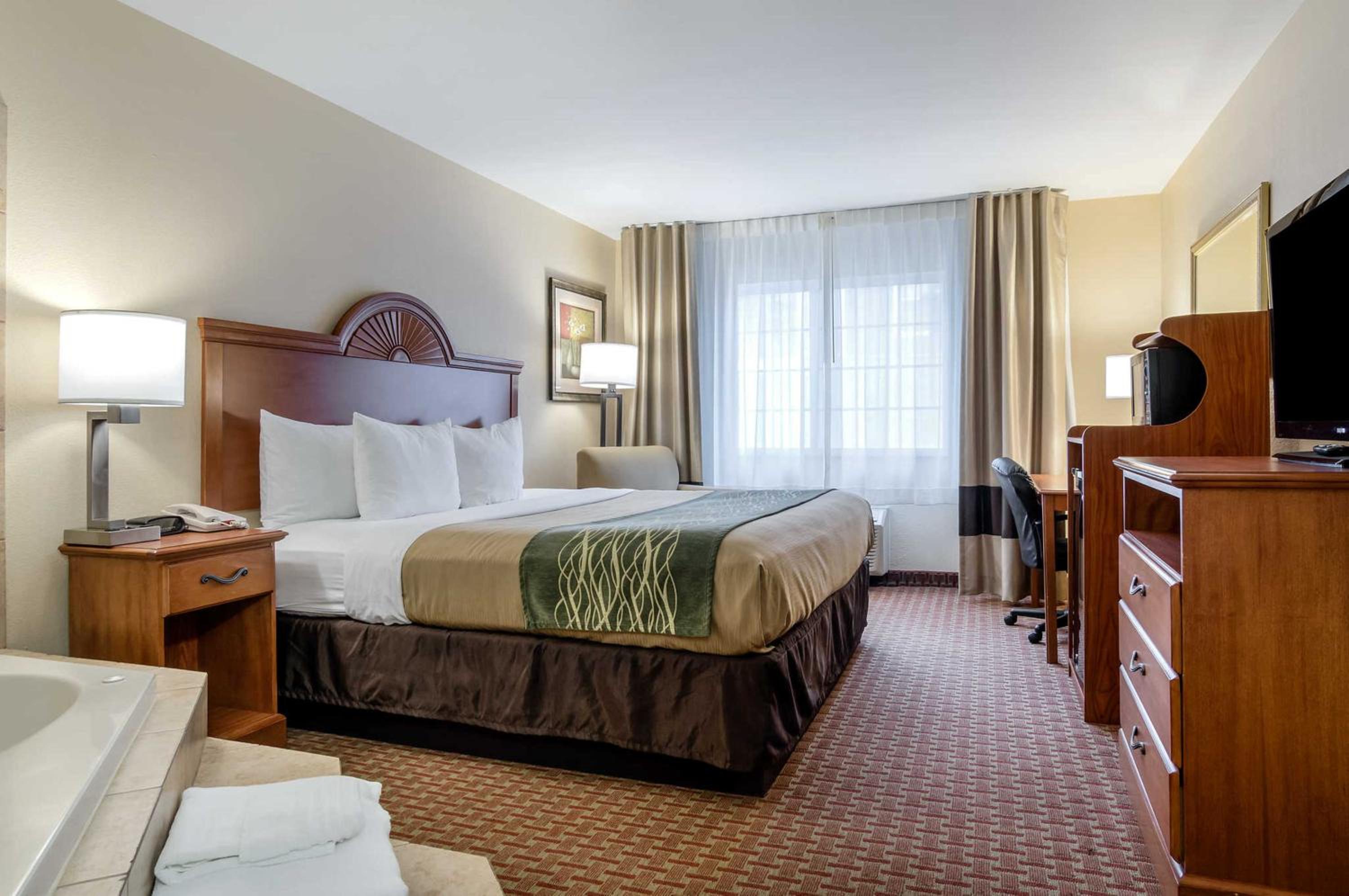 Deluxe King Room - Non-Smoking - Photo 5