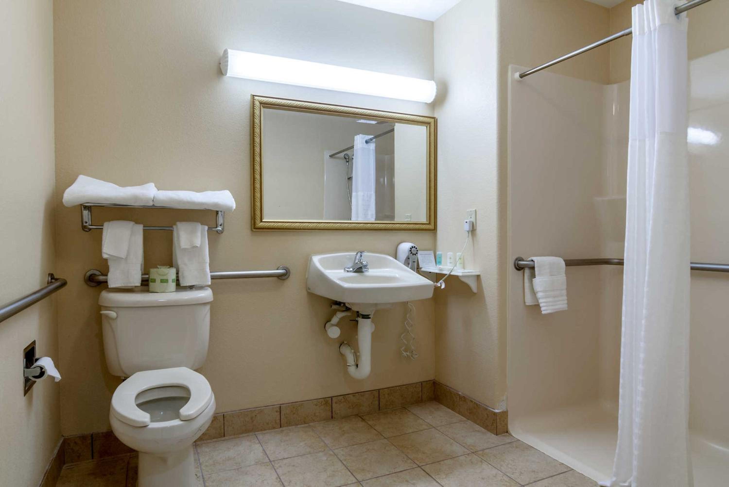Deluxe King Room - Mobility Access/Non-Smoking - Photo 5