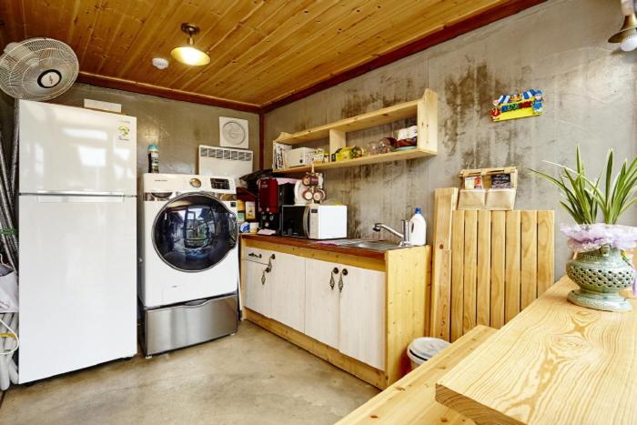 Quadruple Room with Bathroom - Photo 15