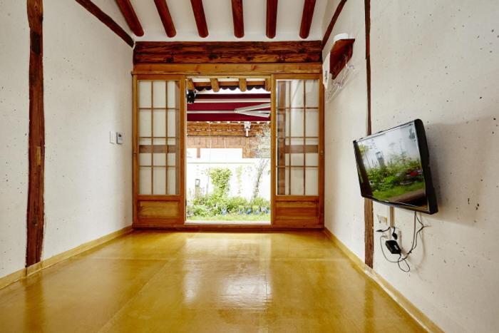 Quadruple Room with Bathroom - Photo 1