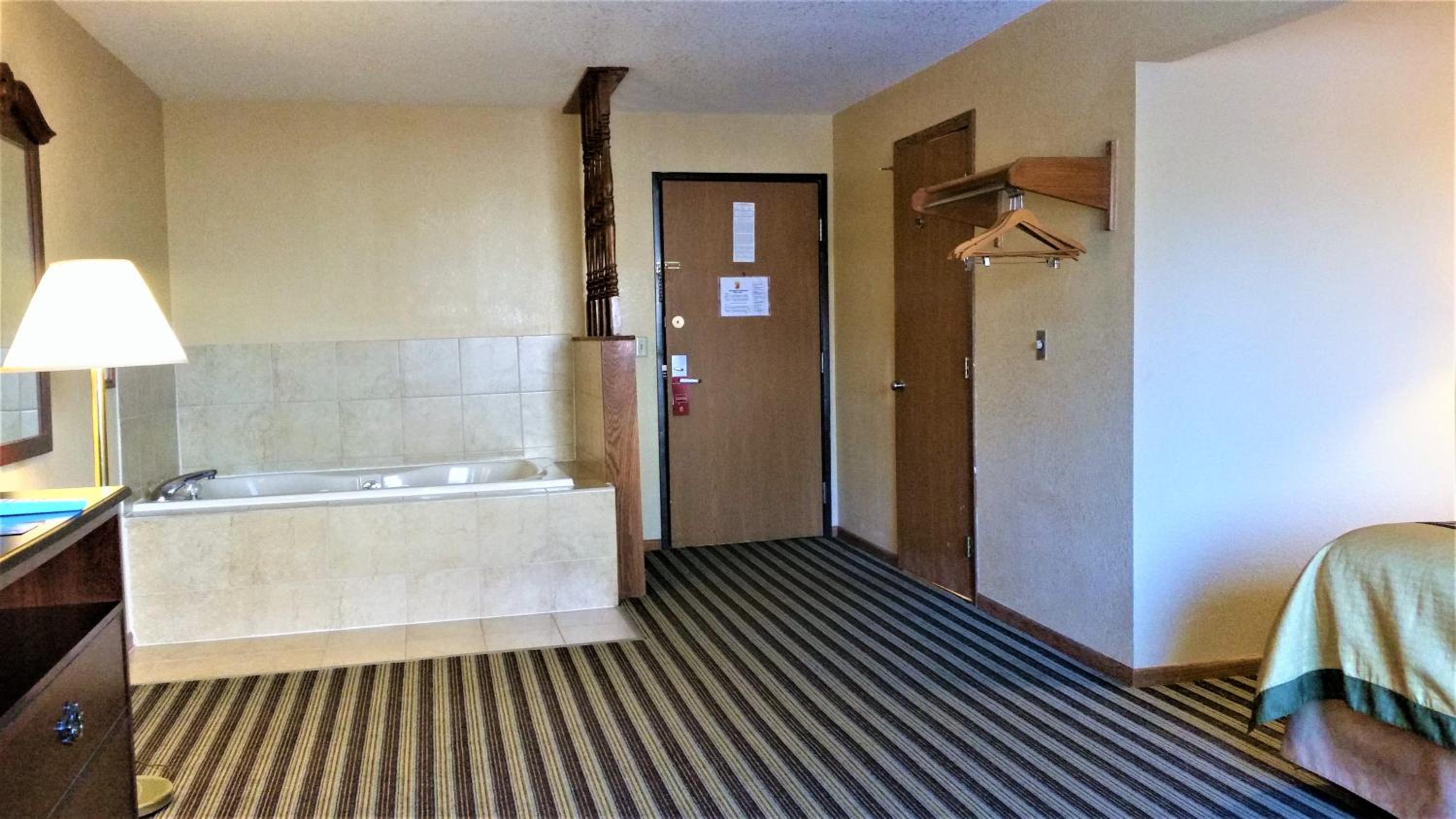 Deluxe King Suite - Photo 4