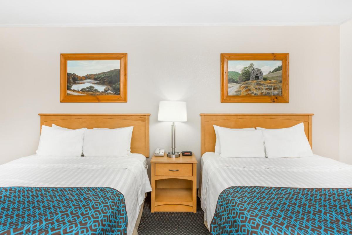 Queen Room with Two Queen Beds photo 3