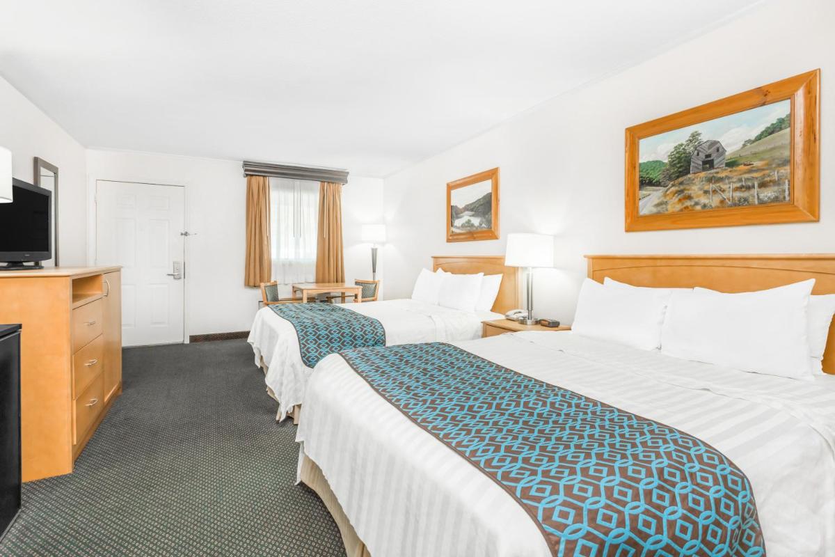 Queen Room with Two Queen Beds photo 2