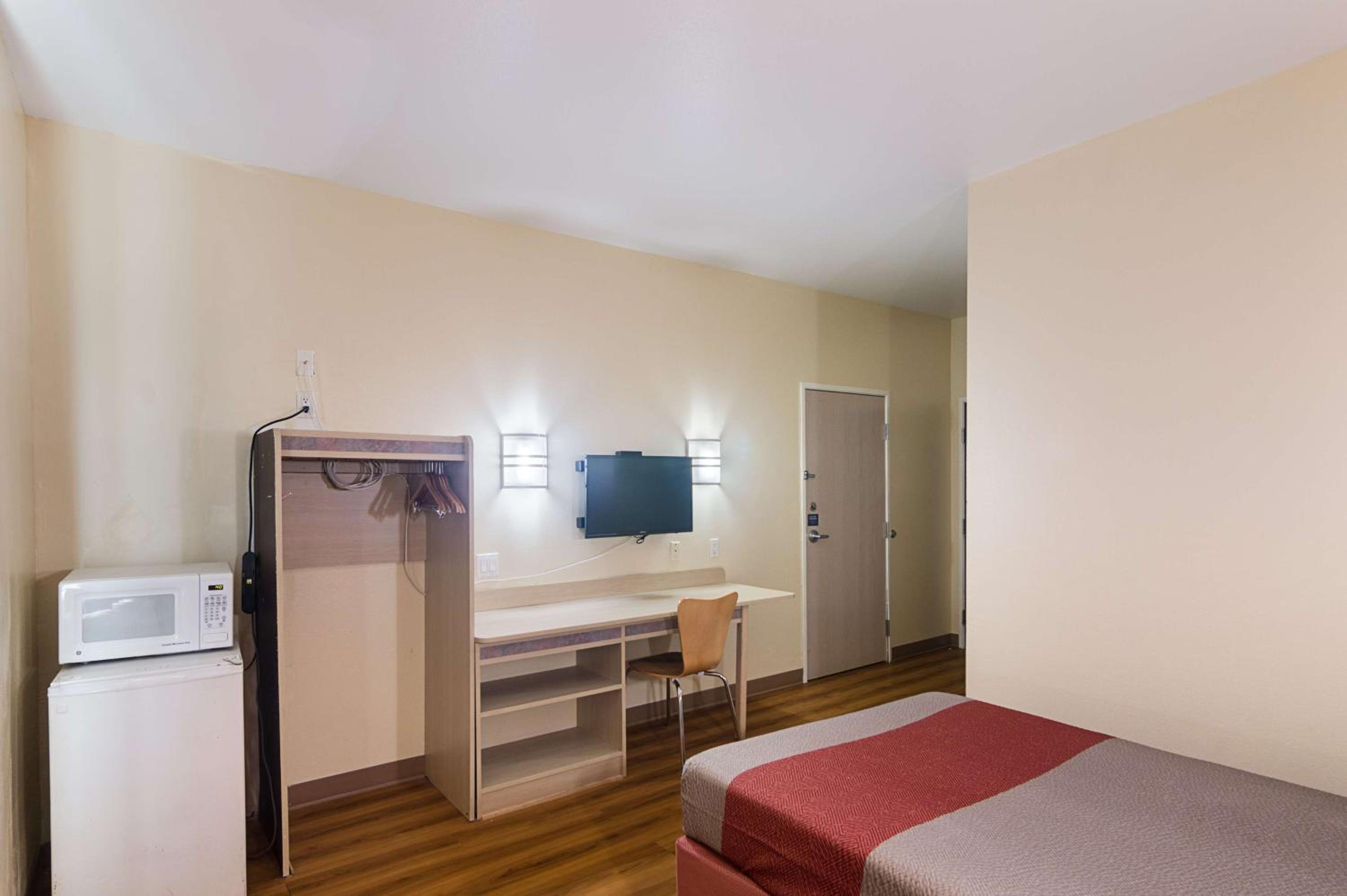 Deluxe Queen Room - Non-Smoking photo 1