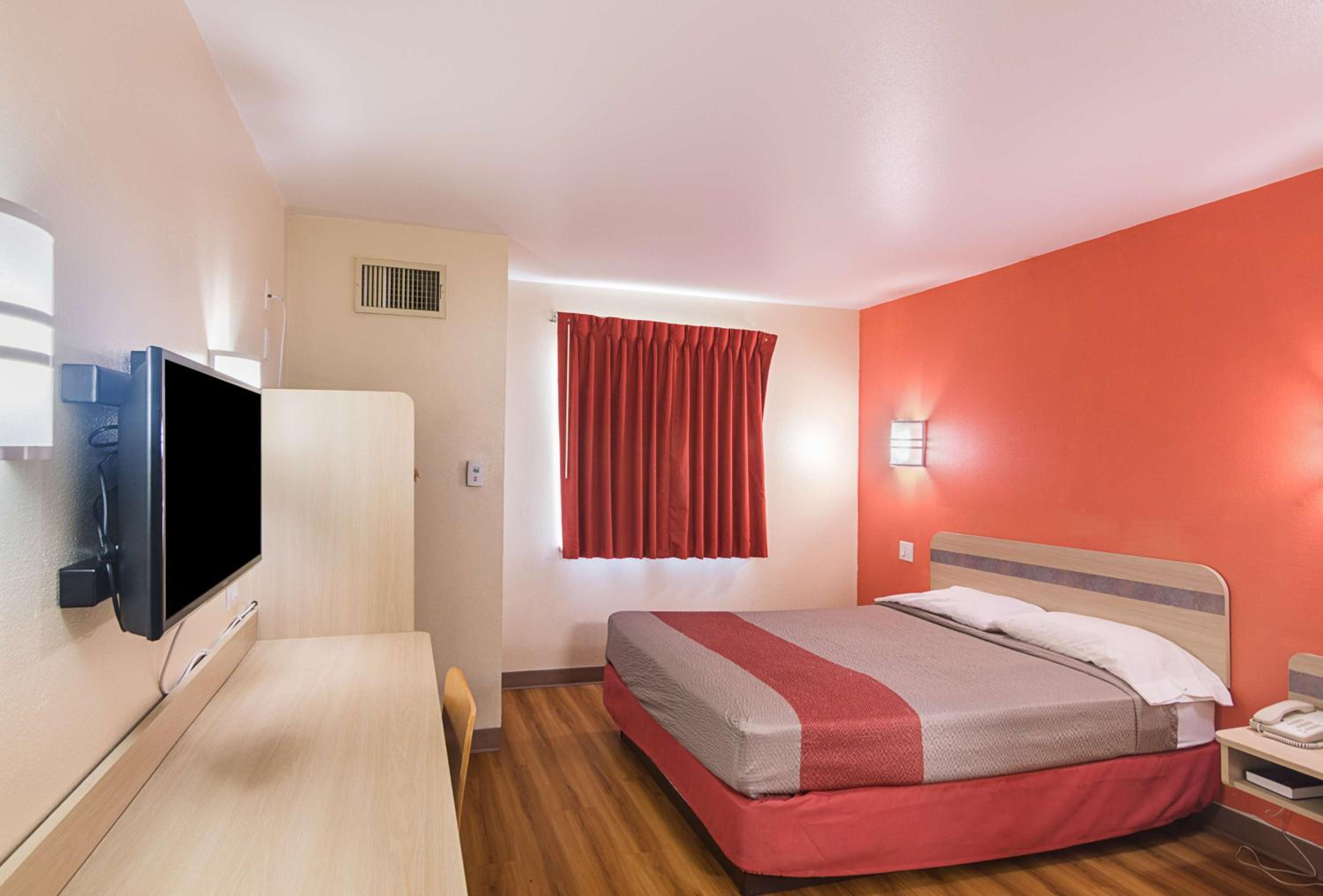 Queen Room - Disability Access - Non-Smoking photo 3