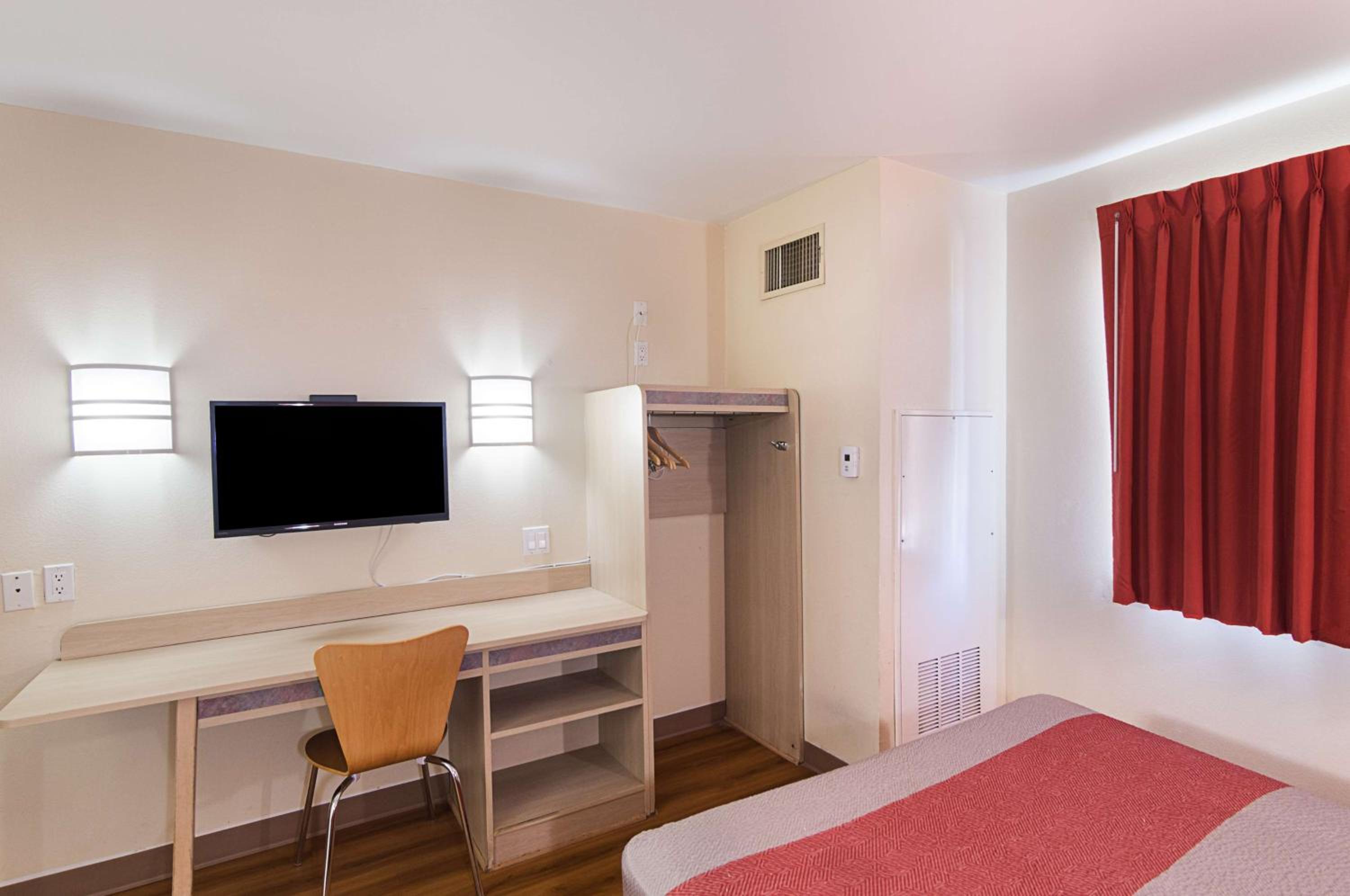 Queen Room - Disability Access - Non-Smoking photo 1