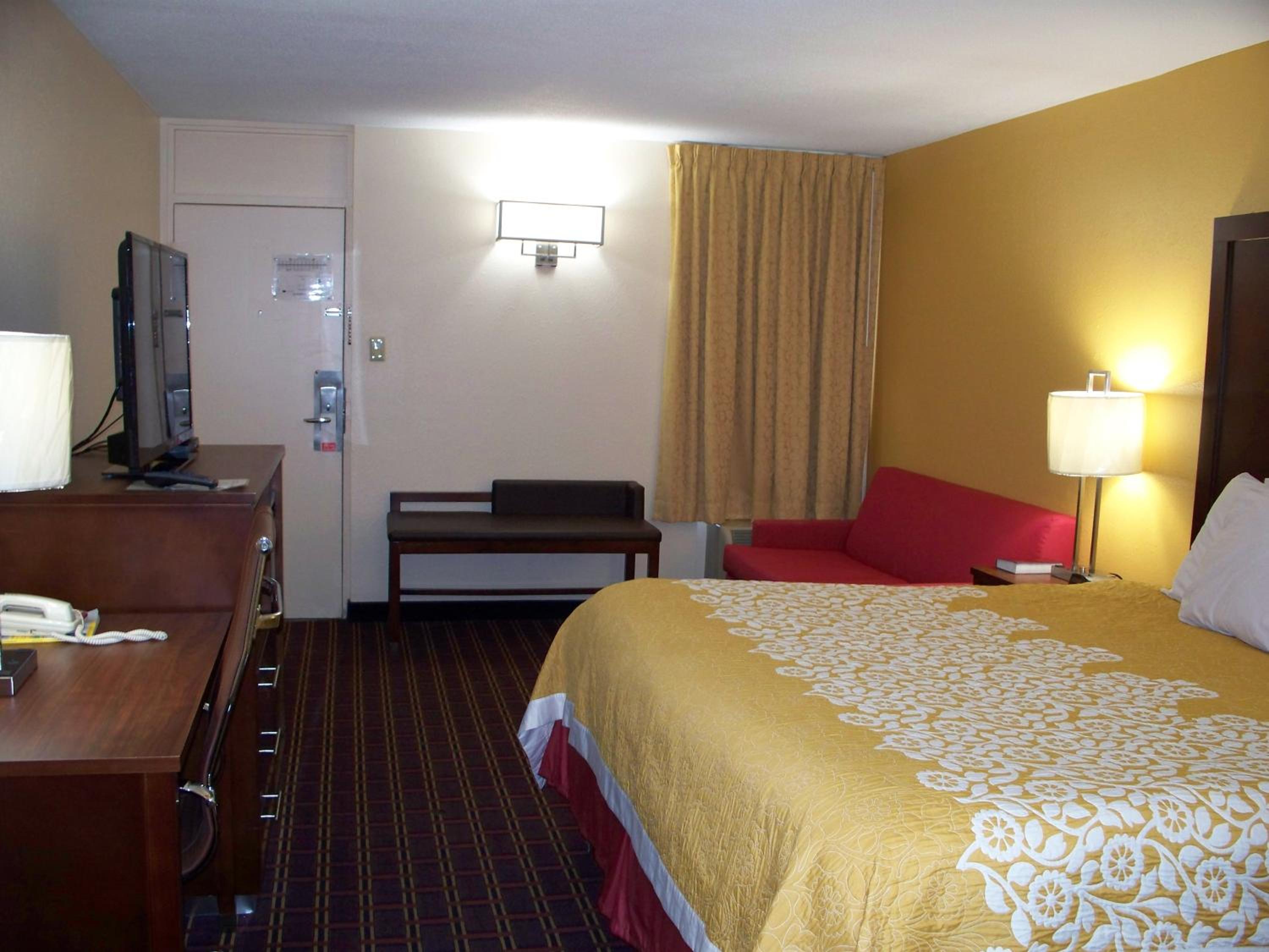King Room - Non-Smoking - Photo 2