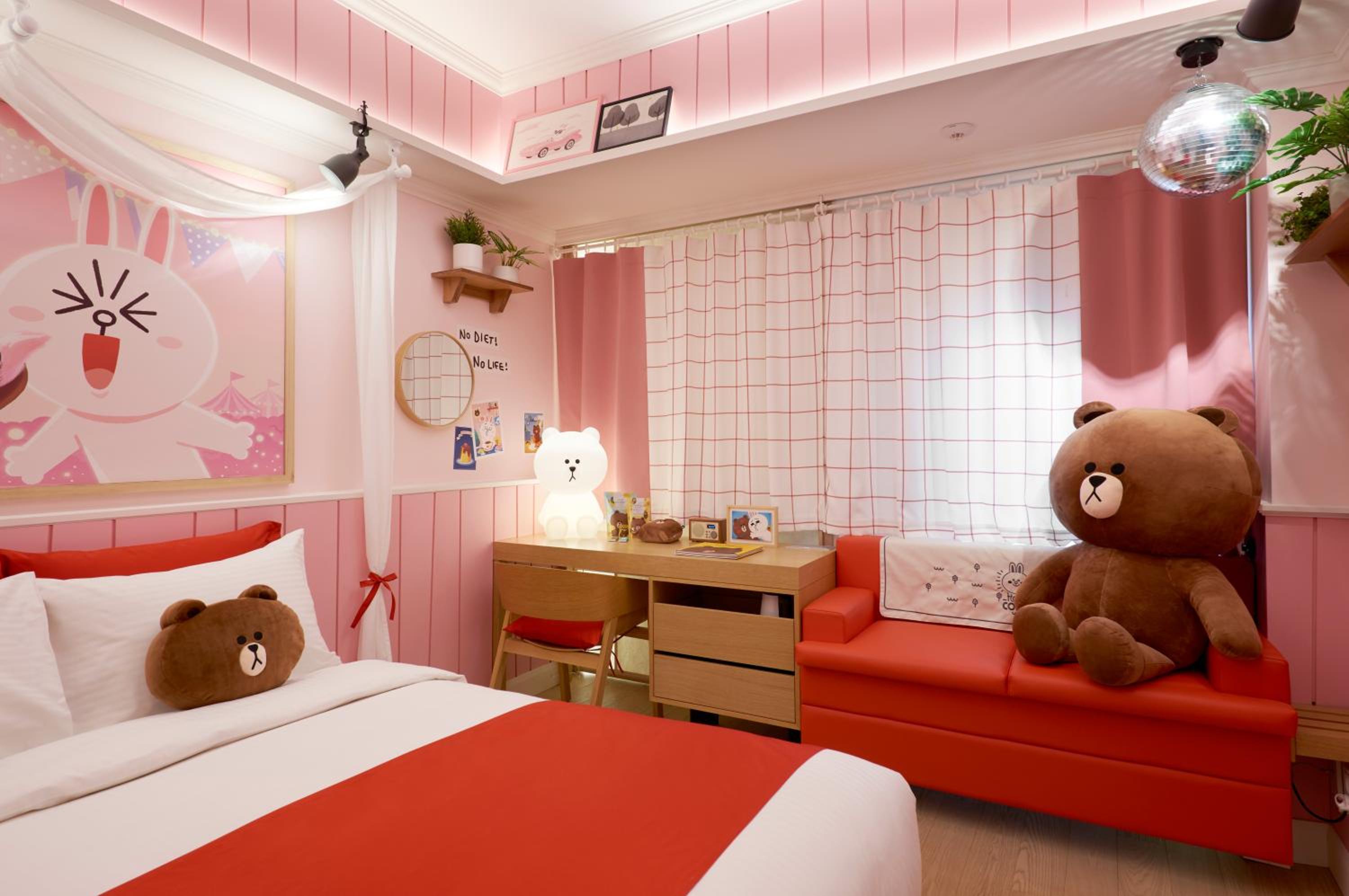 Staycation Offer - Line Friends Twin With Early Check-In At 12pm And Late Check-Out At 6pm [30hours Stay]