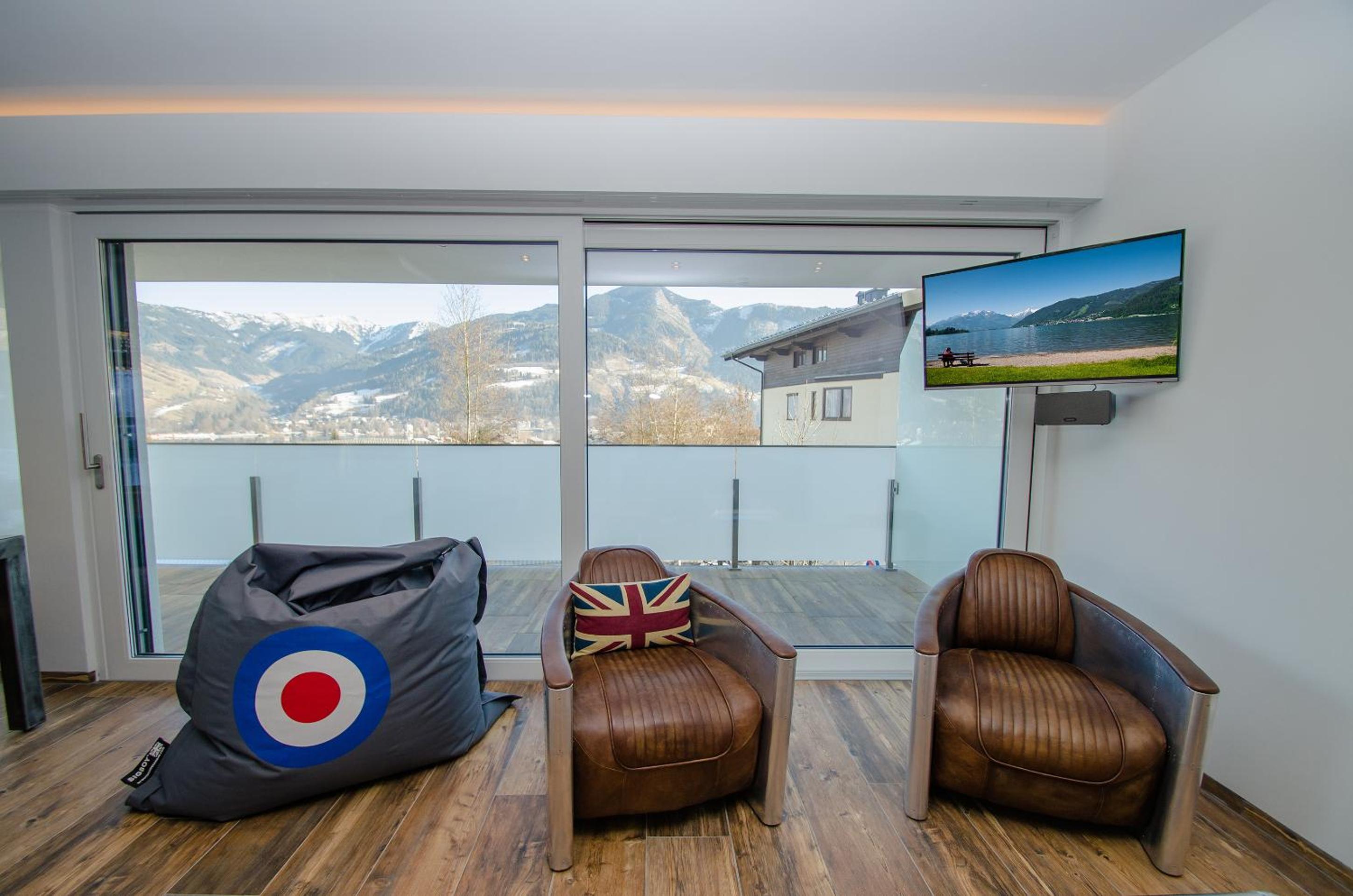 Two-Bedroom Apartment with Balcony and Lake View photo 1