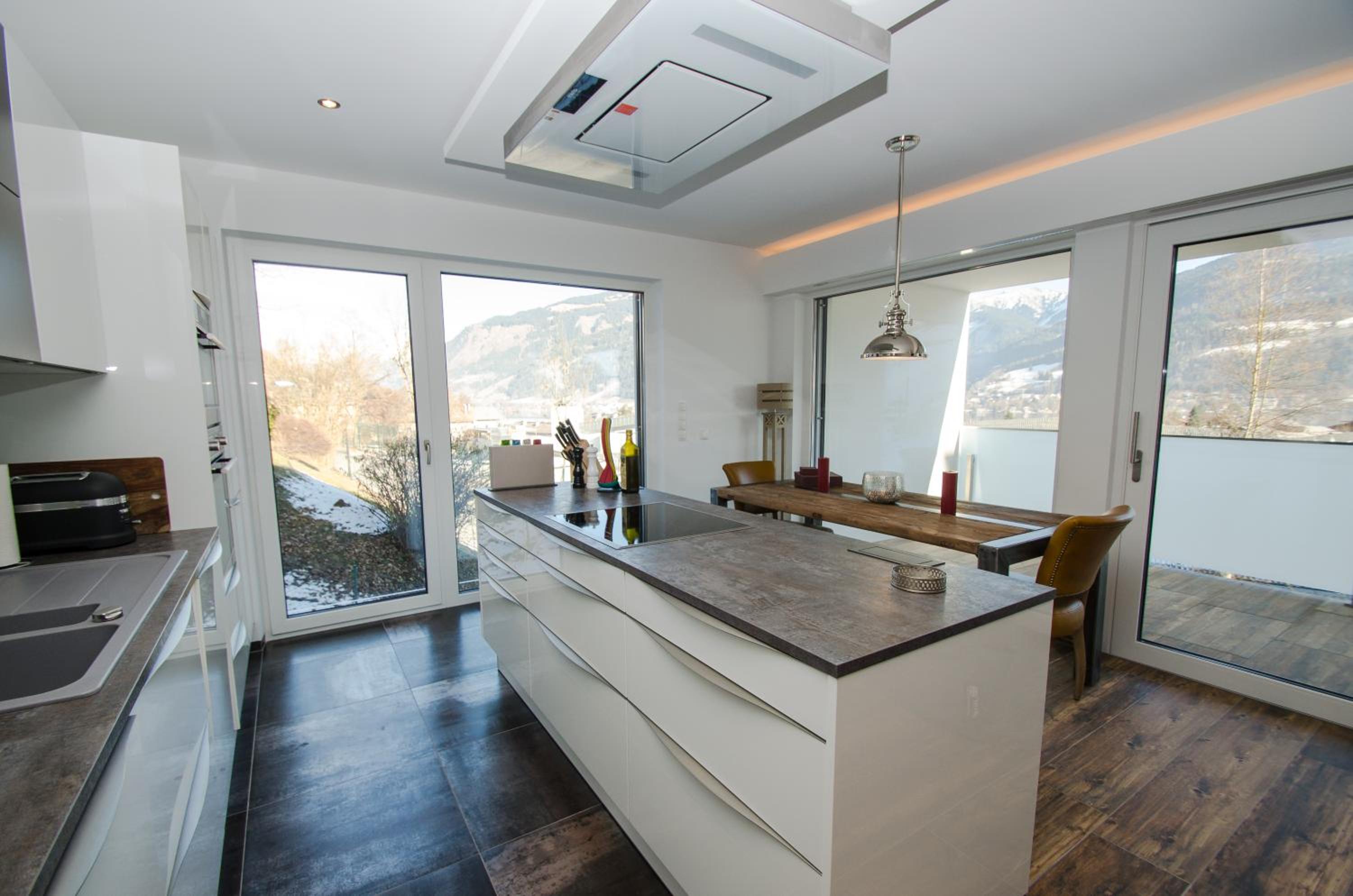 Two-Bedroom Apartment with Balcony and Lake View photo 3