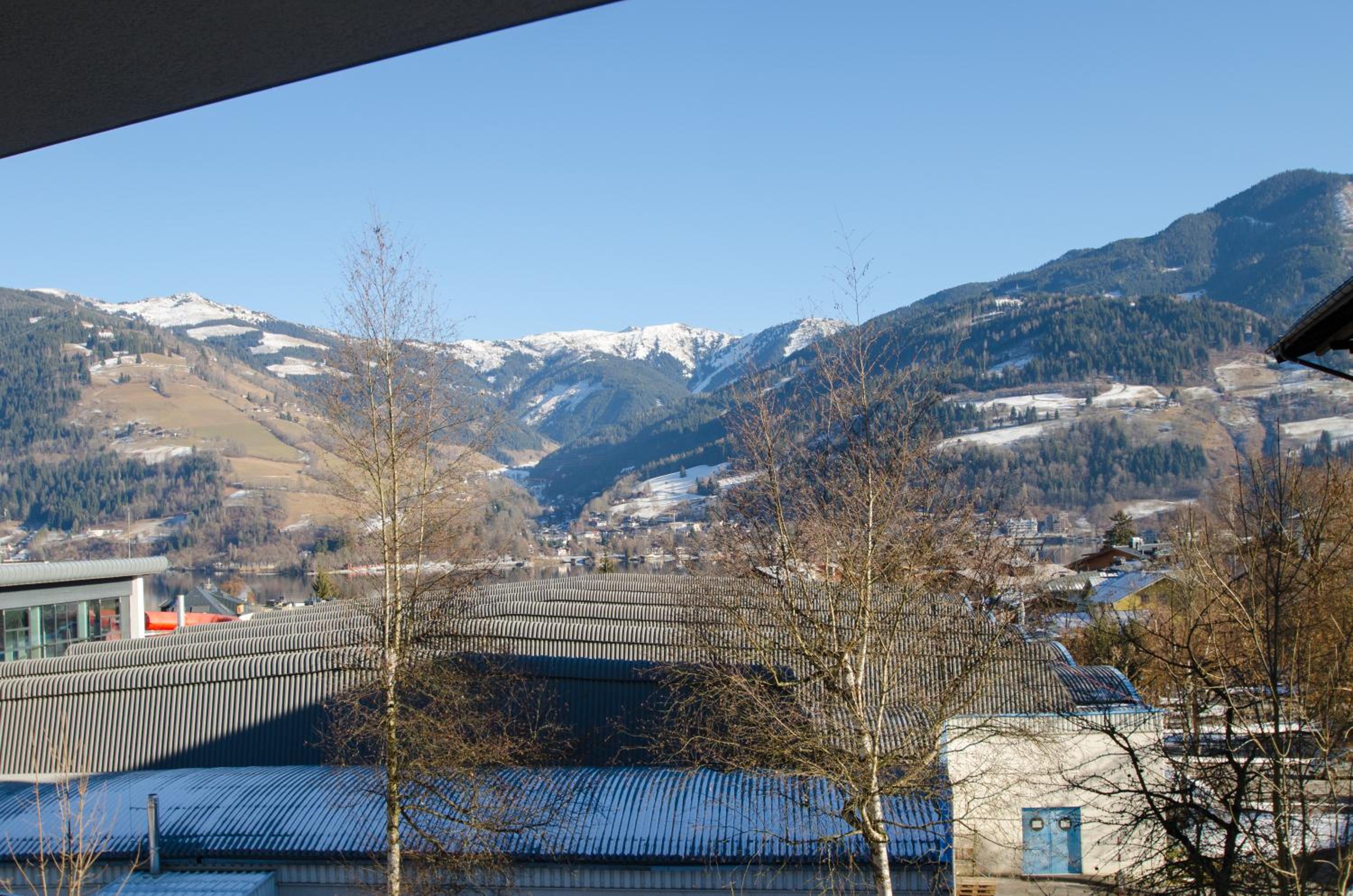 Two-Bedroom Apartment with Balcony and Lake View photo 2