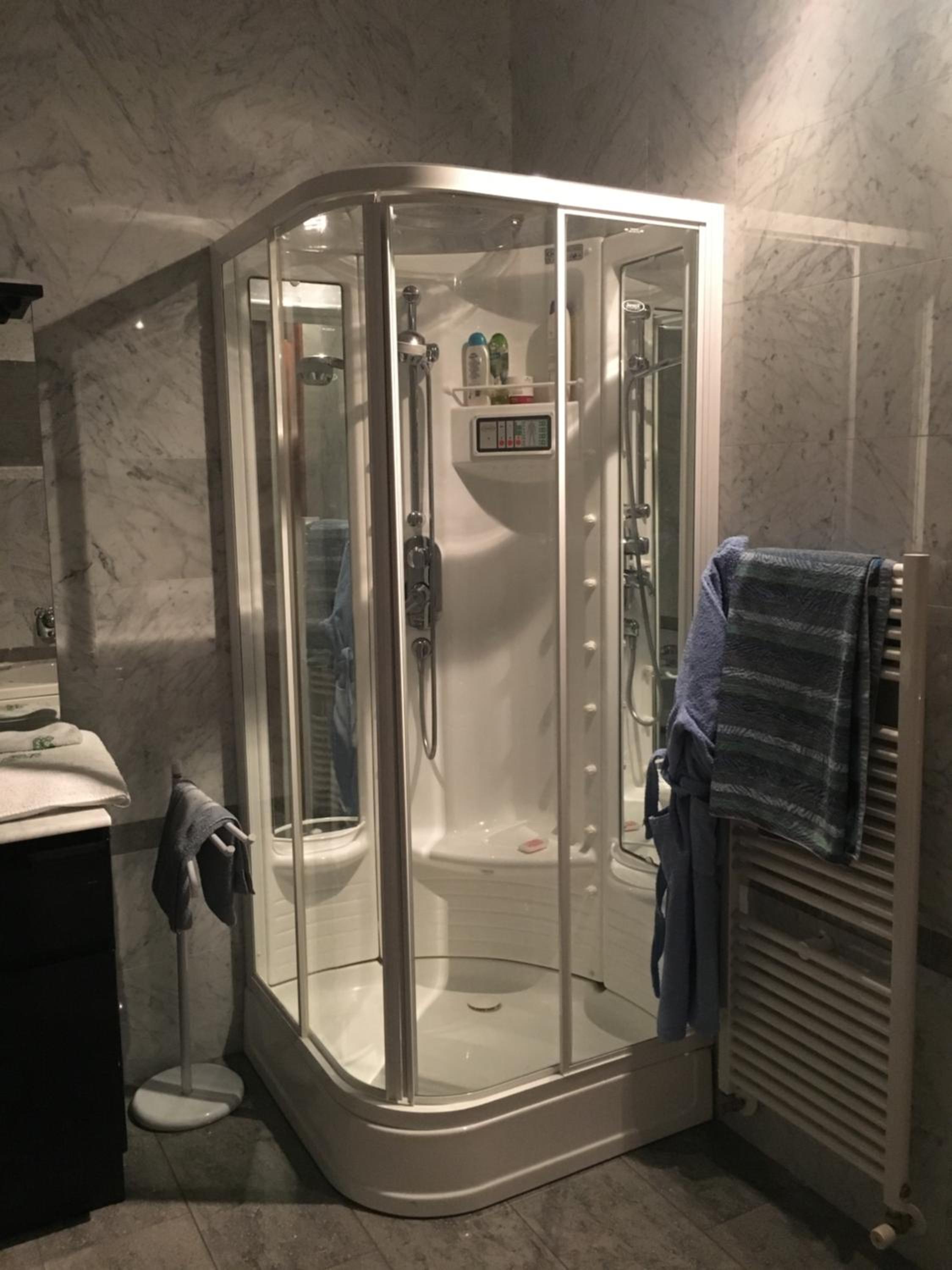 Suite with Hot Tub photo 3